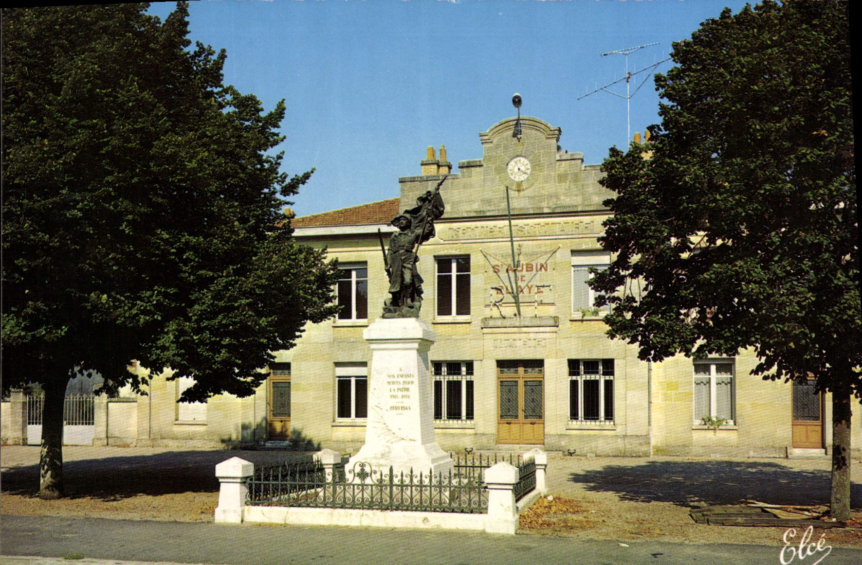 St-Aubin-de-Blaye — La mairie et le monument aux morts — Élécécolor