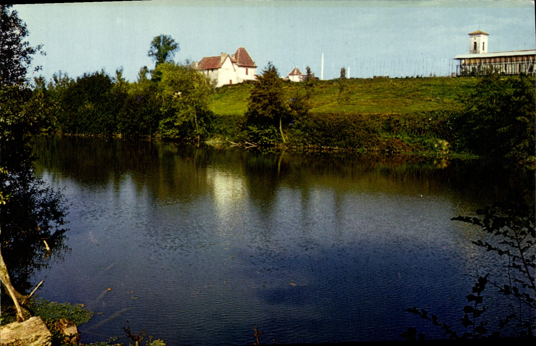 Saint-Antoine-sur-l'Isle (Gironde) — Les bords de l'Isle — Éditions LA CIGOGNE, Hachette