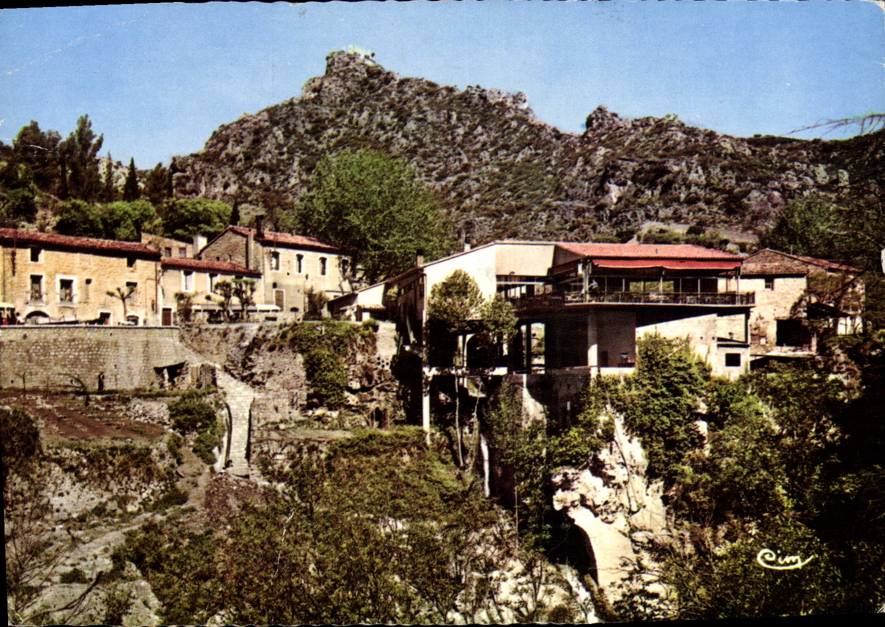 Saint-Guilhem-le-Désert — Le Bas du Village et l'Hôtel Fonzes — Cim