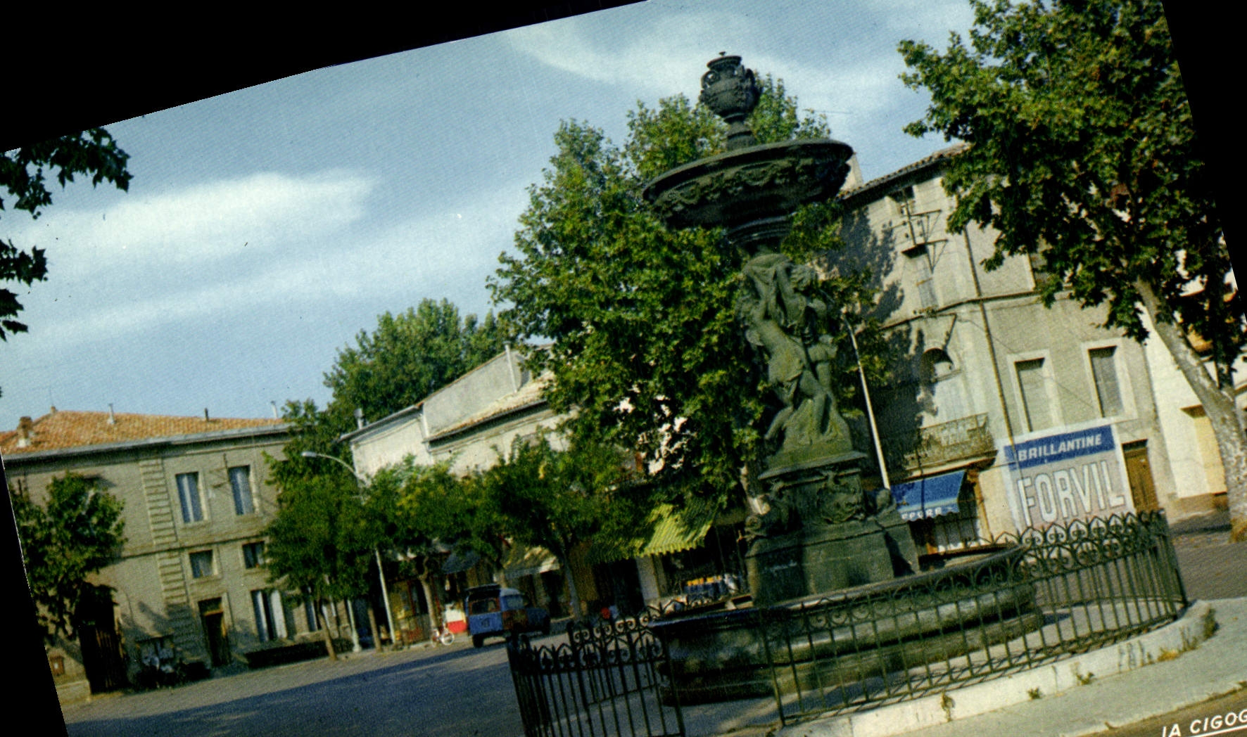 Saint-André-de-Sangonis — Place du marché avec la mairie en arrière-plan — Éditions La Cigogne