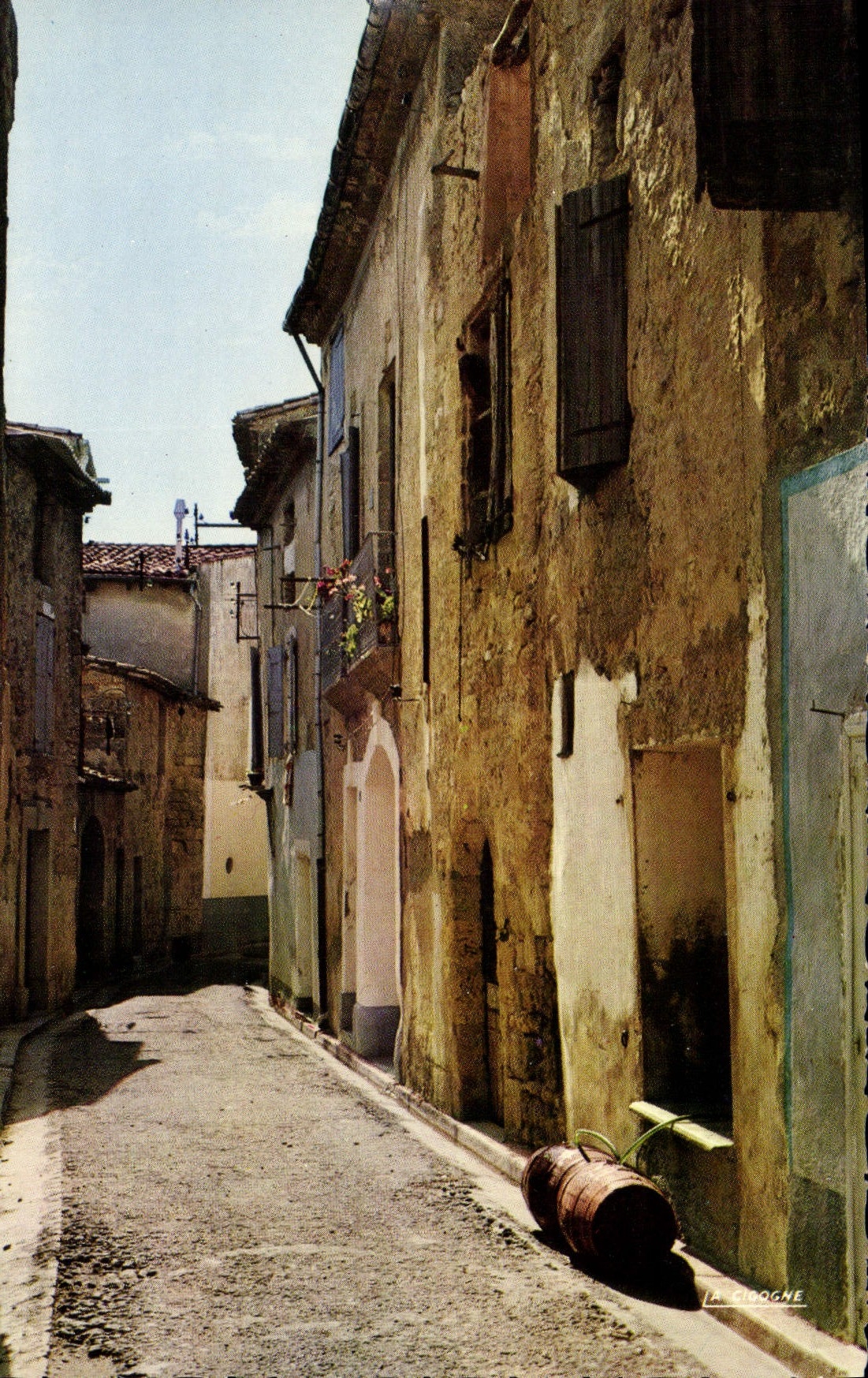 CPSM Montagnac Vieille Rue Dans Le Village