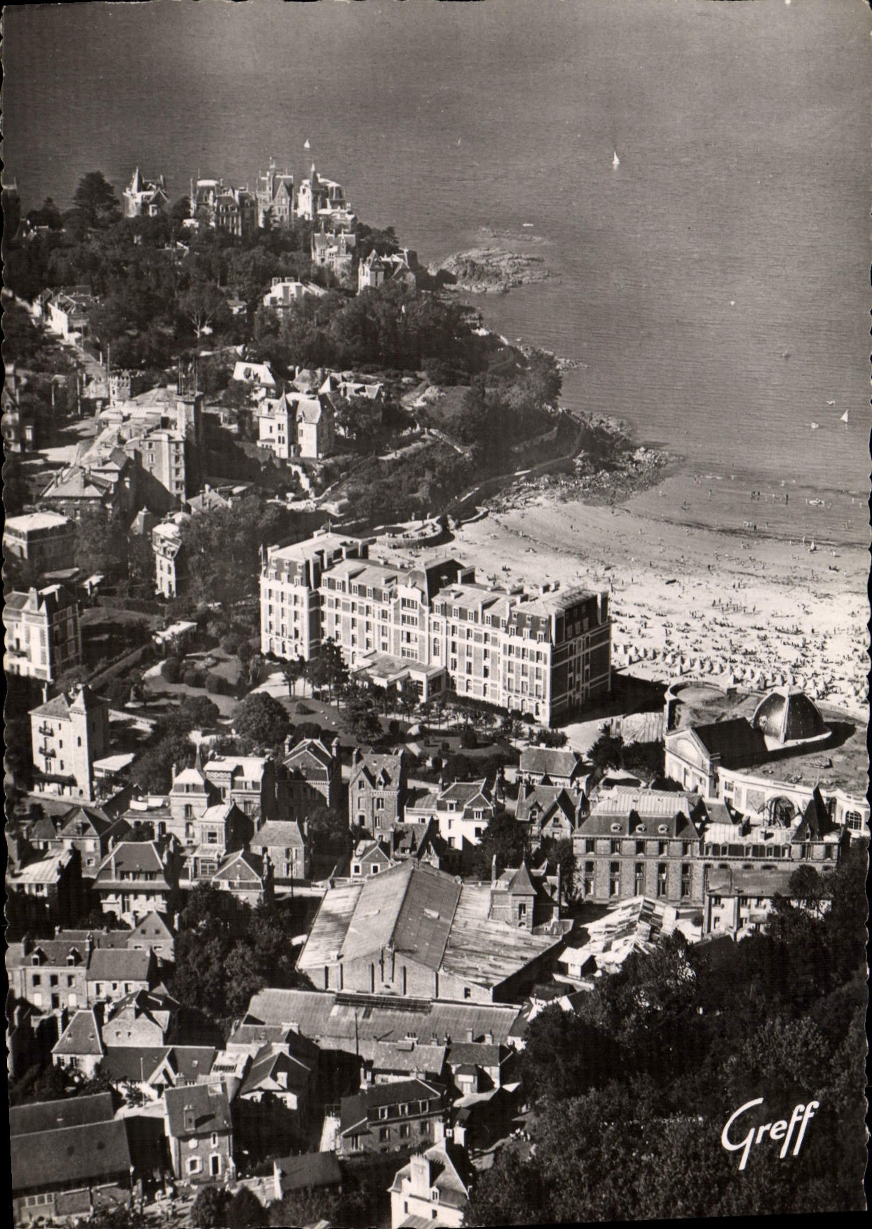 Dinard (Ille-et-Vilaine) — Vue aérienne de la plage et de la Pointe de la Malouine — Éditions Greff
