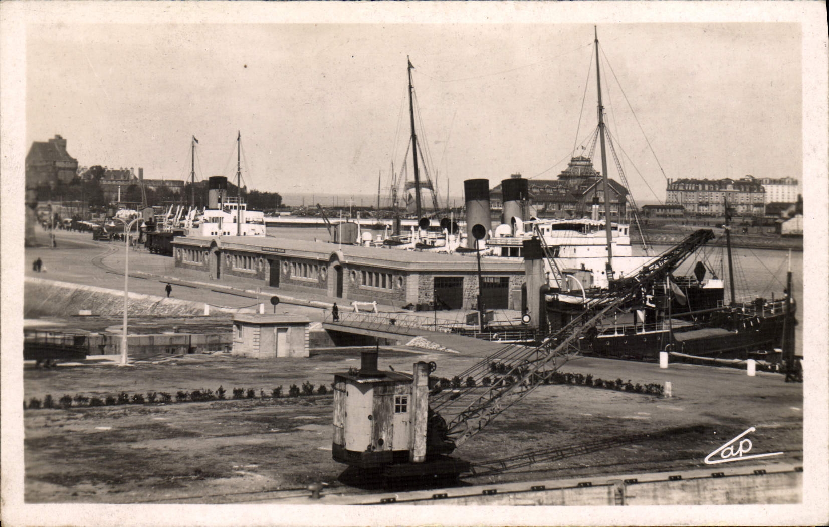Saint-Malo — La Gare maritime — Vue vers le Casino — Éditeur Cap