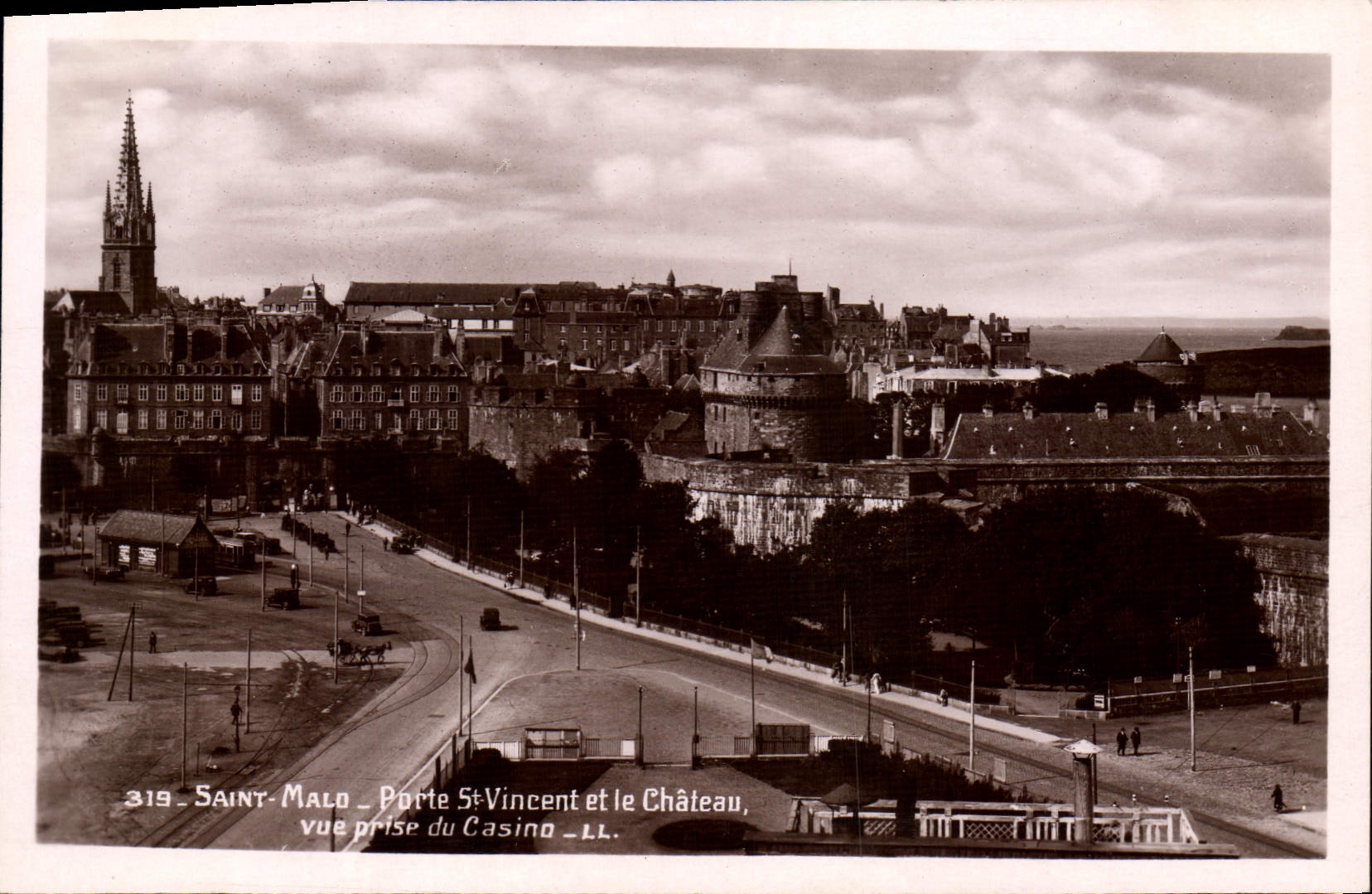 Saint-Malo — Puerta Saint-Vincent y el Castillo — vista tomada del Casino — LL — n°319