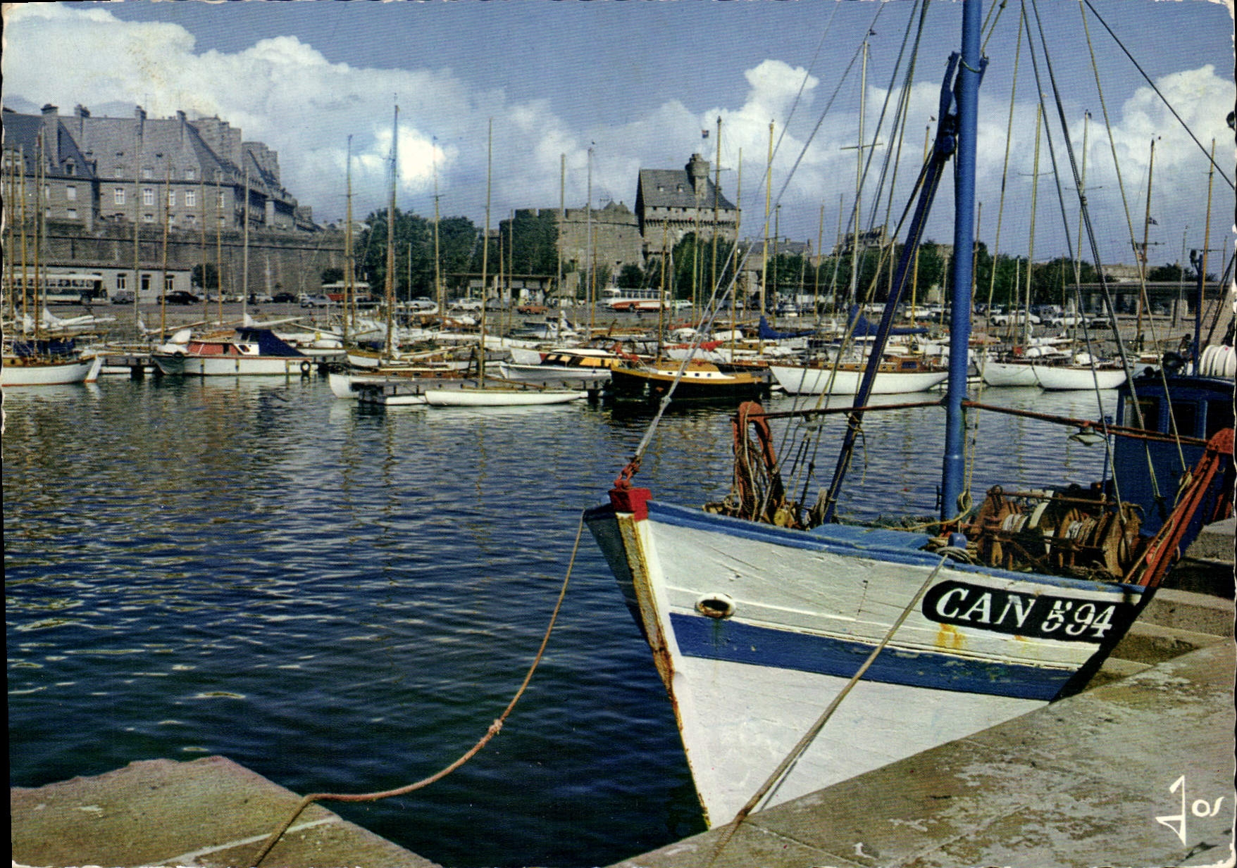 Saint-Malo — Les yachts devant le château — Éditions d'Art Mexichrome