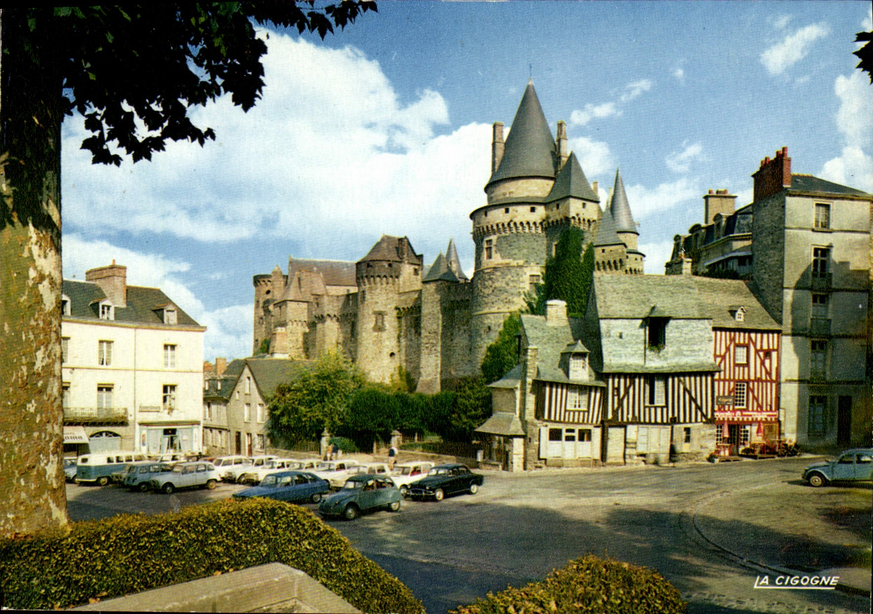 Vitré — Château et vieilles maisons place St-Yves — Éditions La Cigogne
