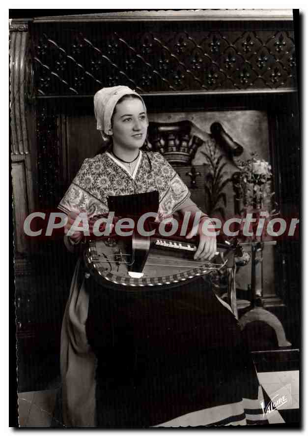 Femme en costume de la Vallée Noire — Le Berry — Éditions Valoire, Blois