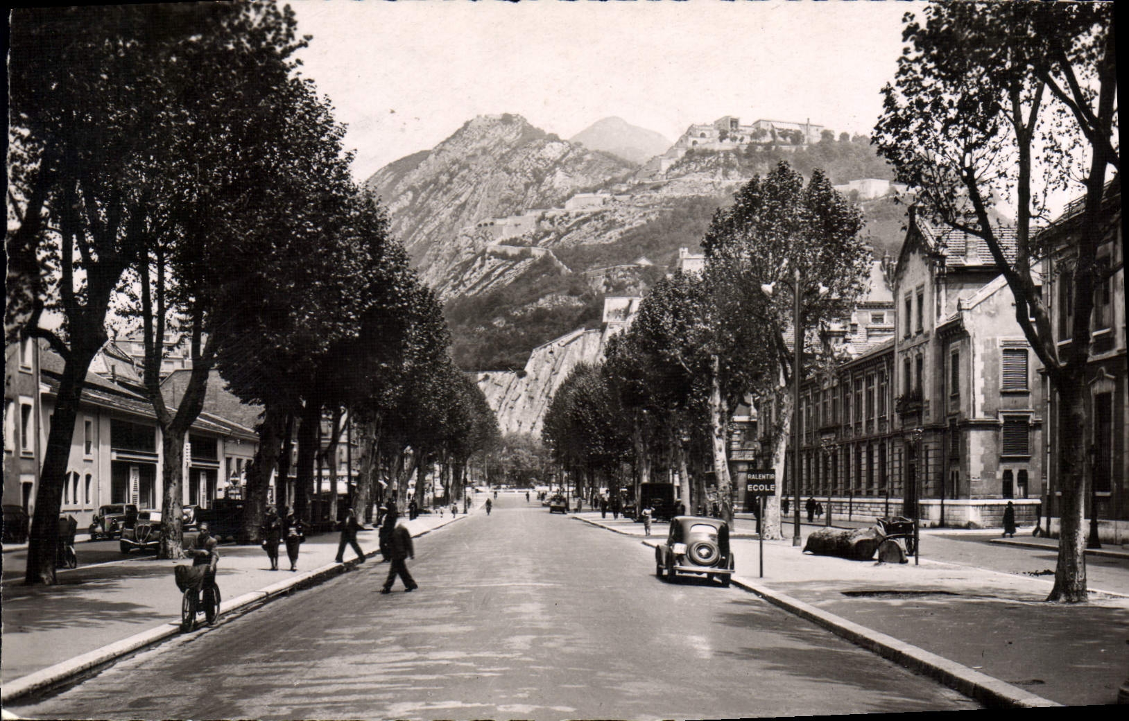 Grenoble — Cours Jean-Jaurès — Au fond : La Bastille — Éditeur : Valentin École