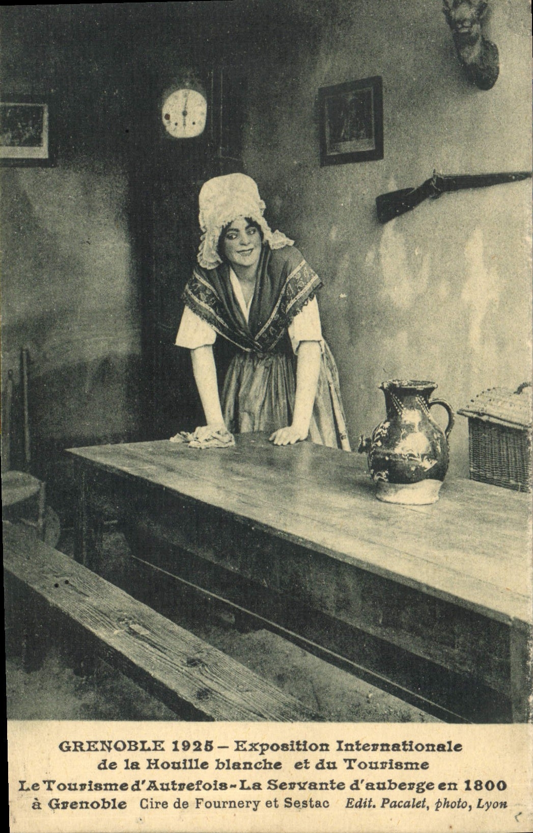 Servante d'auberge en 1800 — Exposition Internationale de la Houille blanche et du Tourisme à Grenoble 1925 — Edit. Pacalet, photo, Lyon