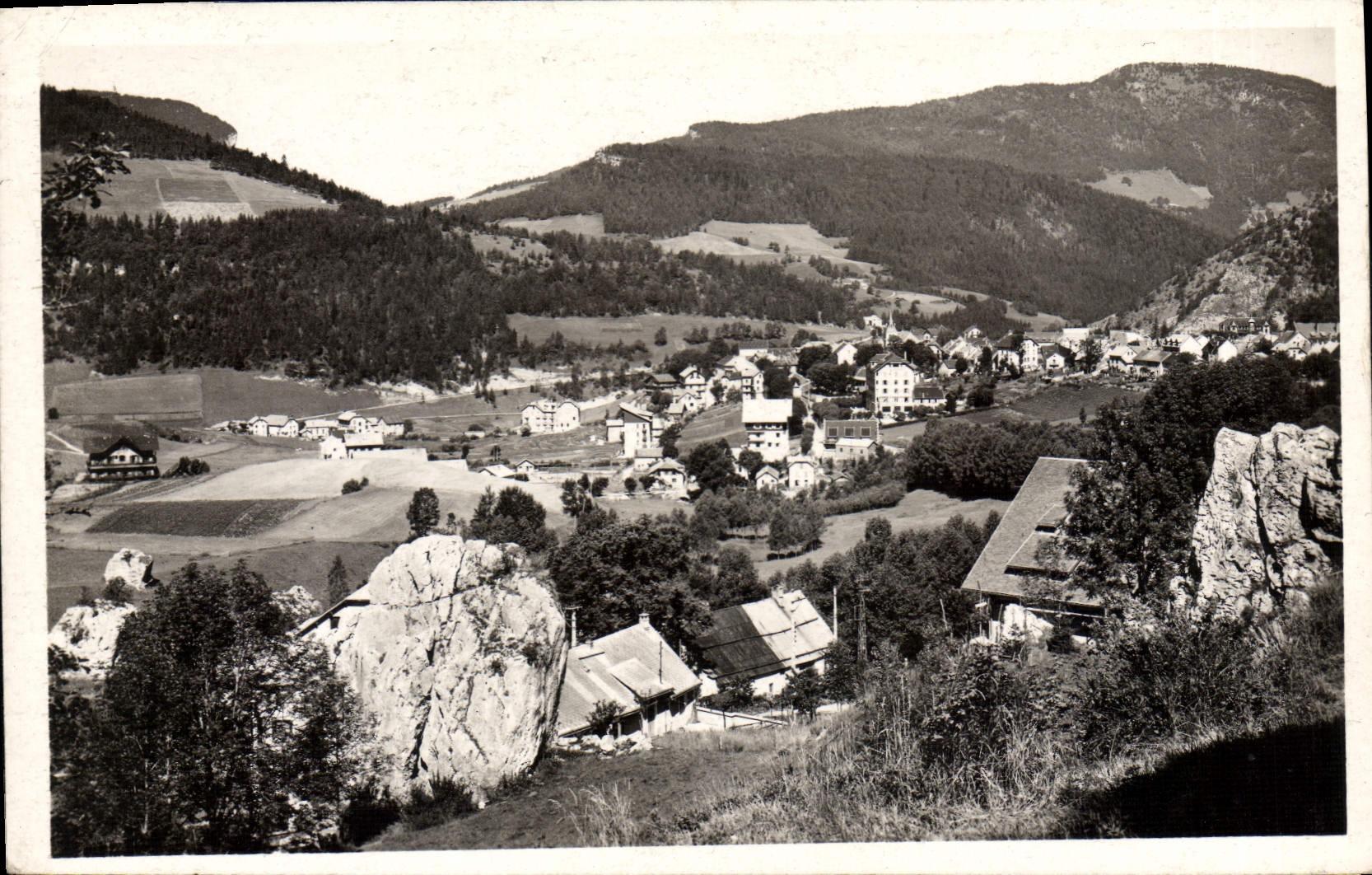 Villard-de-Lans — Vue générale et les Pierres — Éd. RAVIN, n°38