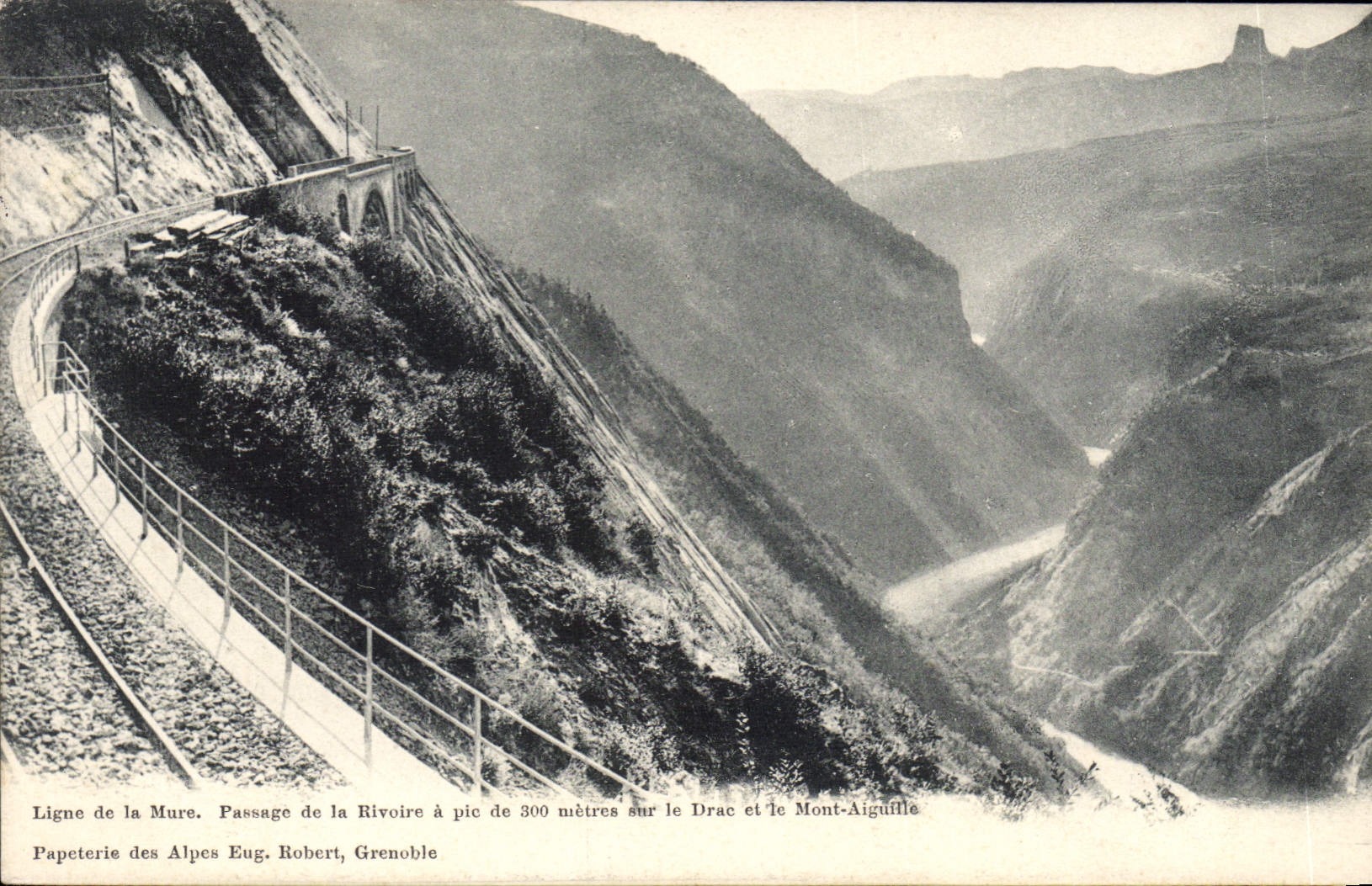 Ligne de la Mure — Passage de la Rivoire à pic de 300 mètres sur le Drac et le Mont-Aiguille — Papeterie des Alpes Eug. Robert, Grenoble