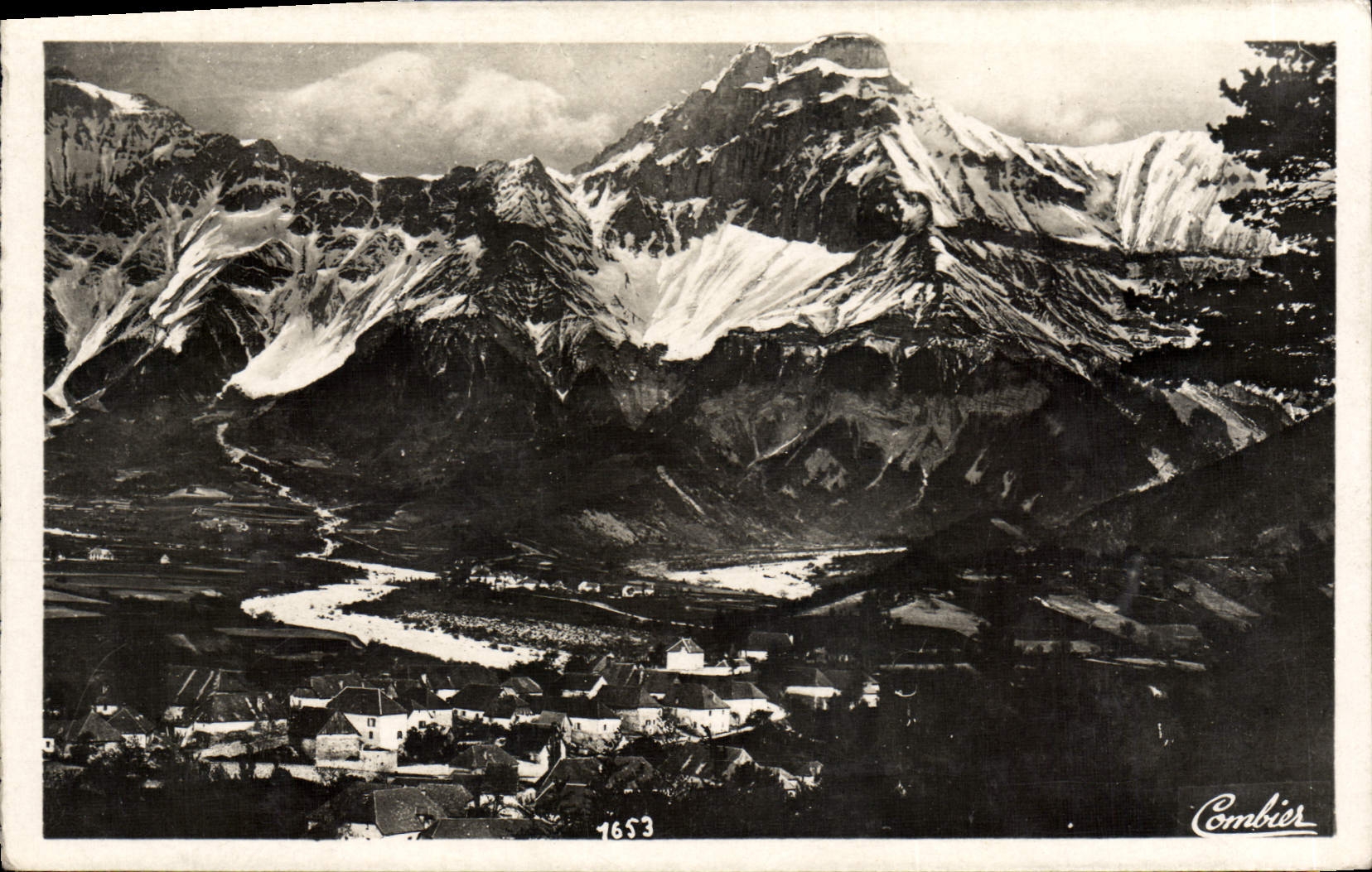 Combier — Panoramablick auf schneebedeckte Berge — Combier