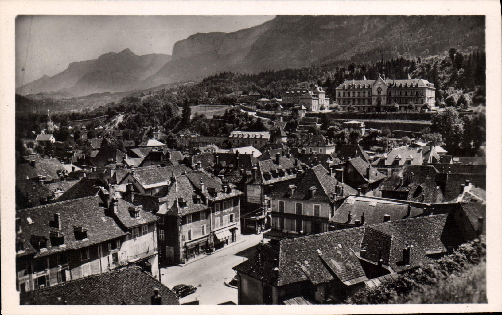 Saint-Laurent-du-Pont — vue panoramique avec montagne et château — Les Éditions du Céillard, Lyon