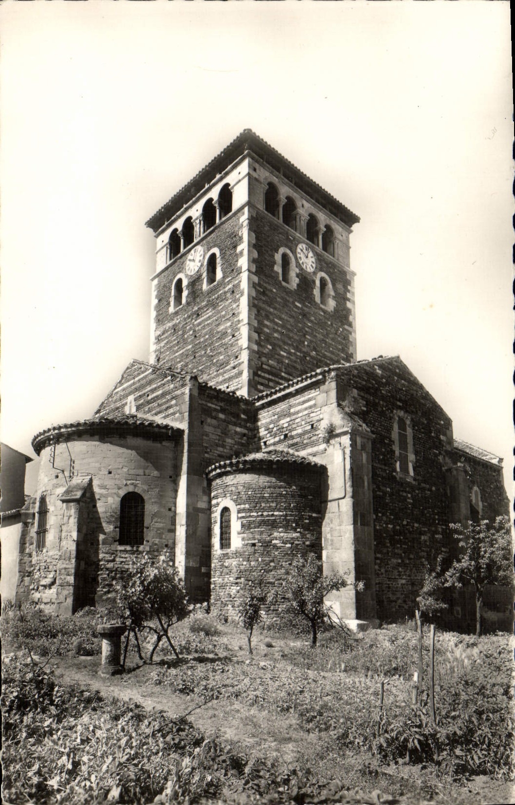 Église de Ternay (Isère) — vue de l'édifice avec son clocher à deux horloges — PhotoGarderie