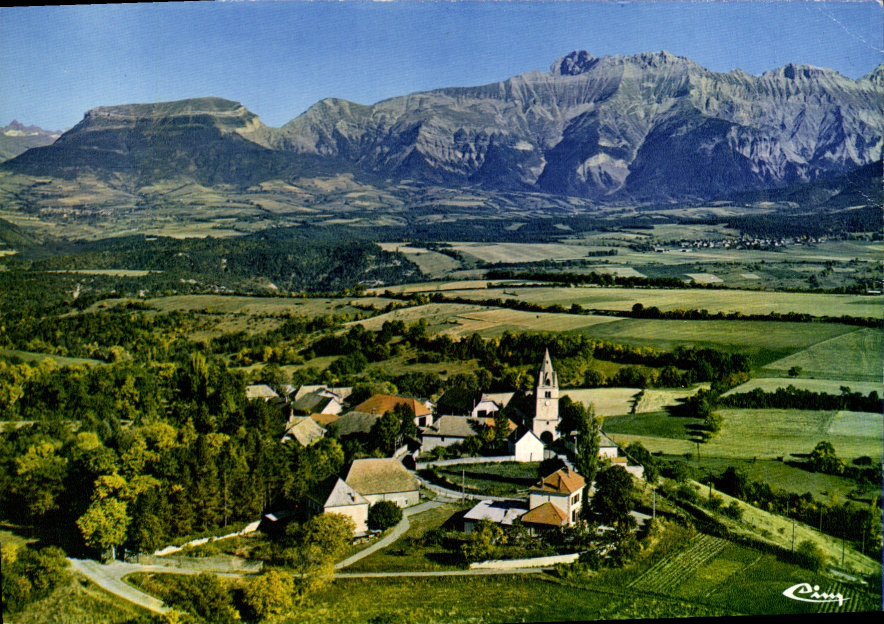Le Percy (Isère) — Luftbild mit dem Châtel und dem Oblou im Hintergrund — Cinq