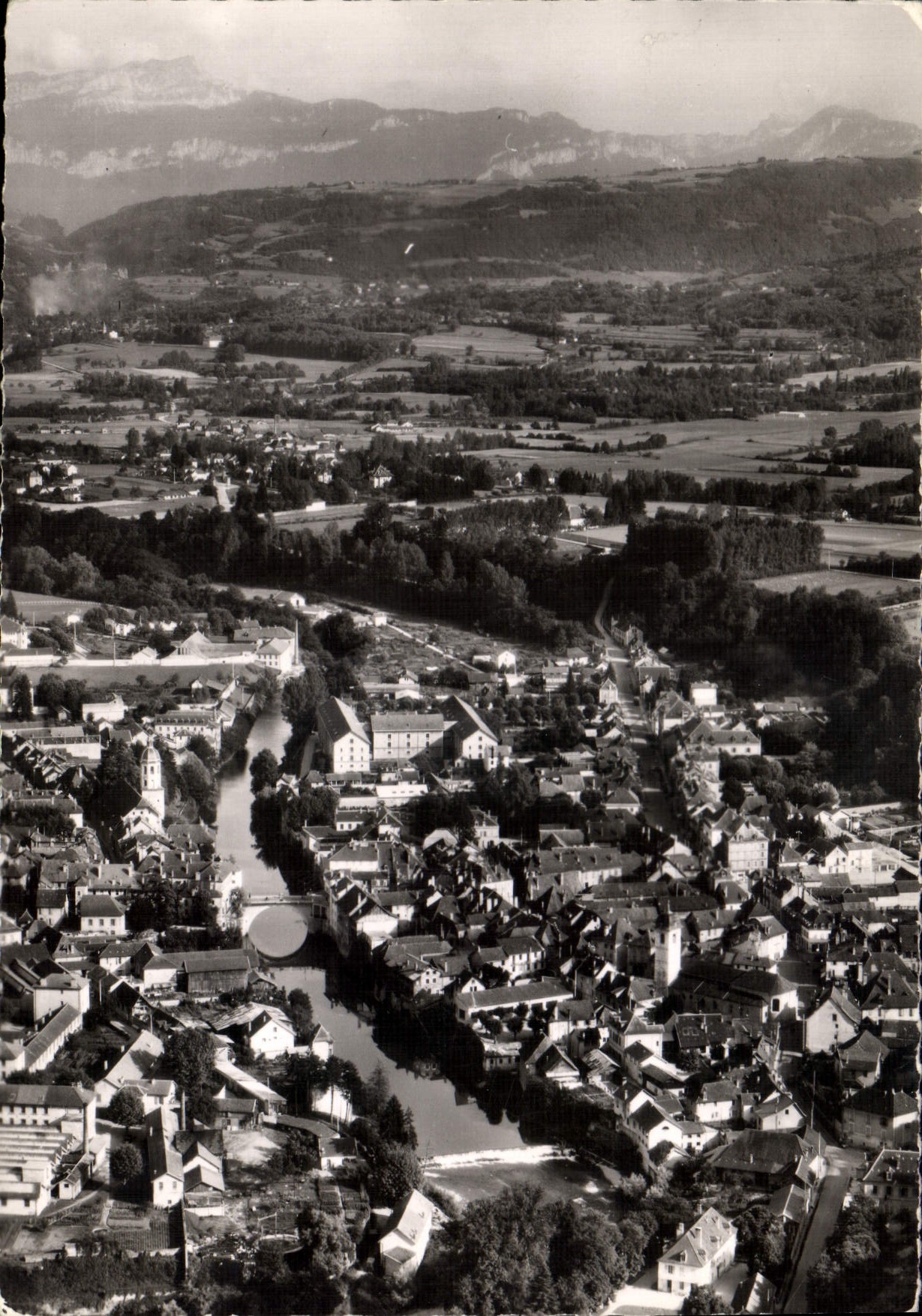 Pont-de-Beauvoisin (Isère et Savoie) — Vue générale aérienne sur la ville et les montagnes de Chartreuse — Éditions J. Cellard