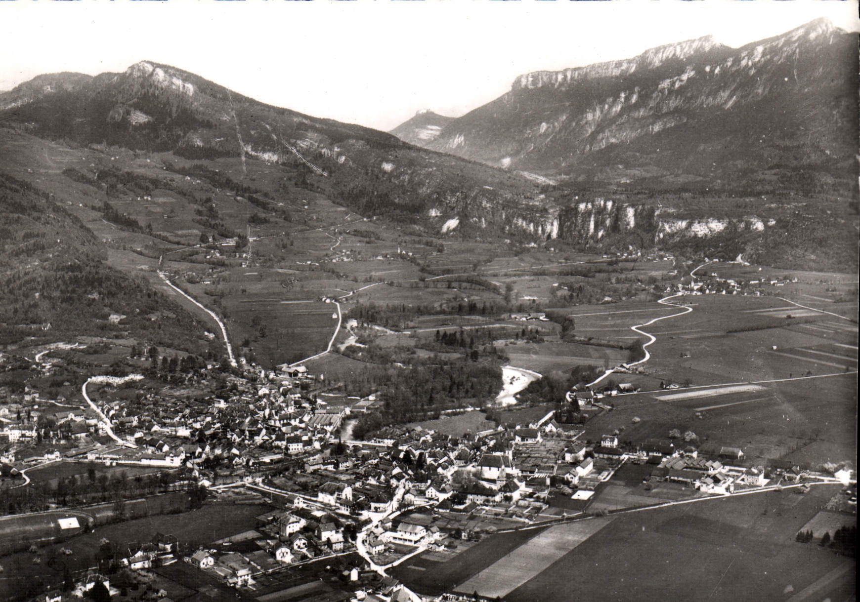 Vue aérienne d'Entre-Deux-Guiers — Les Échelles (Savoie), mont Beauvoir, monts de Chartreuse, Saint-Christophe-sur-Guiers — Éditions Les Éd. CELLARD