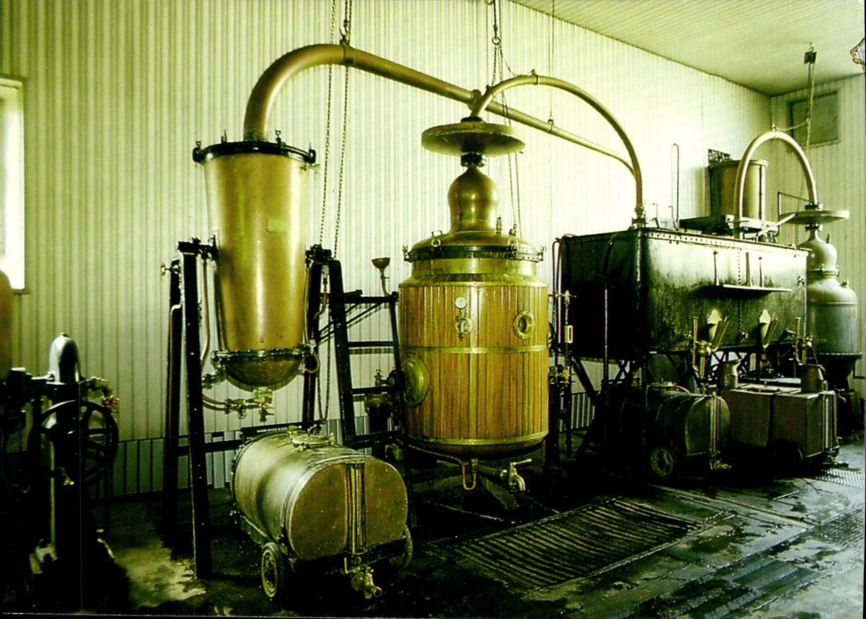 La distillerie — Musée des Liqueurs CHERRY-ROCHER — Éditeur : (PTT) Editions Larrieu, Angers