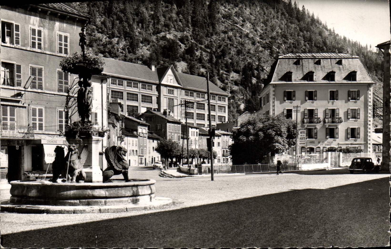 CPA Morez Place Henri Lissac Hotel De La Poste Et Ecole Nationale d'Optique