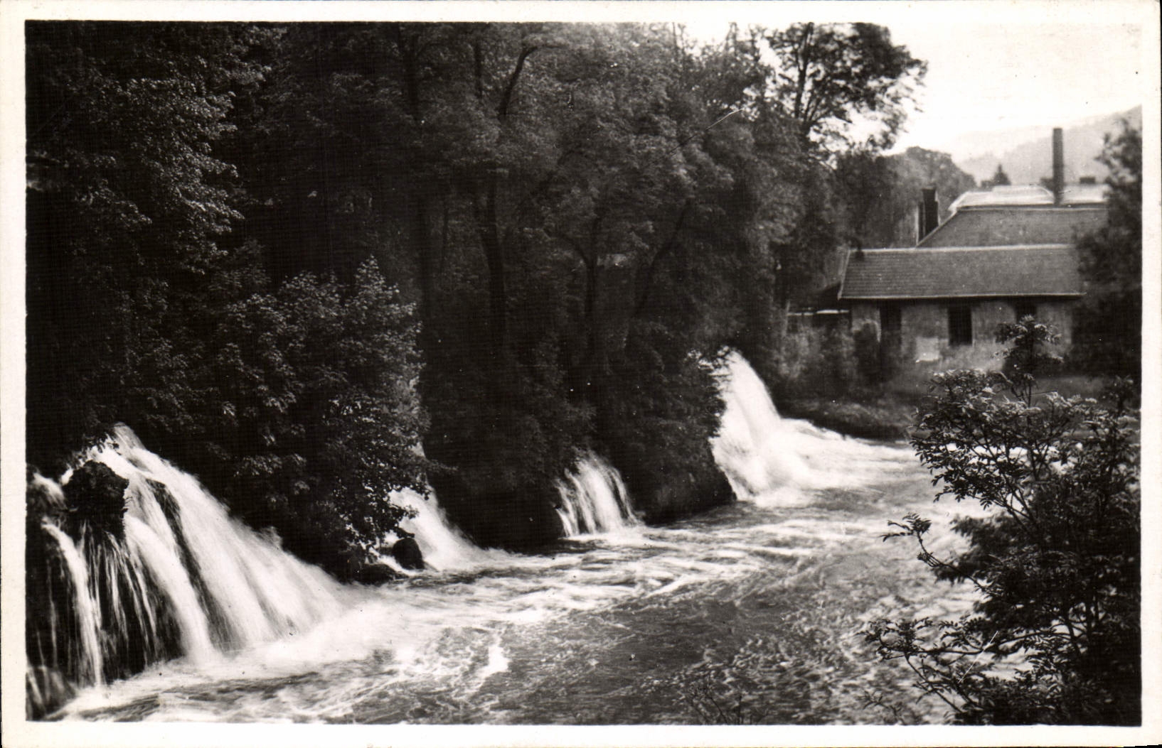 Chutes d'eau — vue de la rivière avec moulin — Édition La Cigogne, Strasbourg - Recto