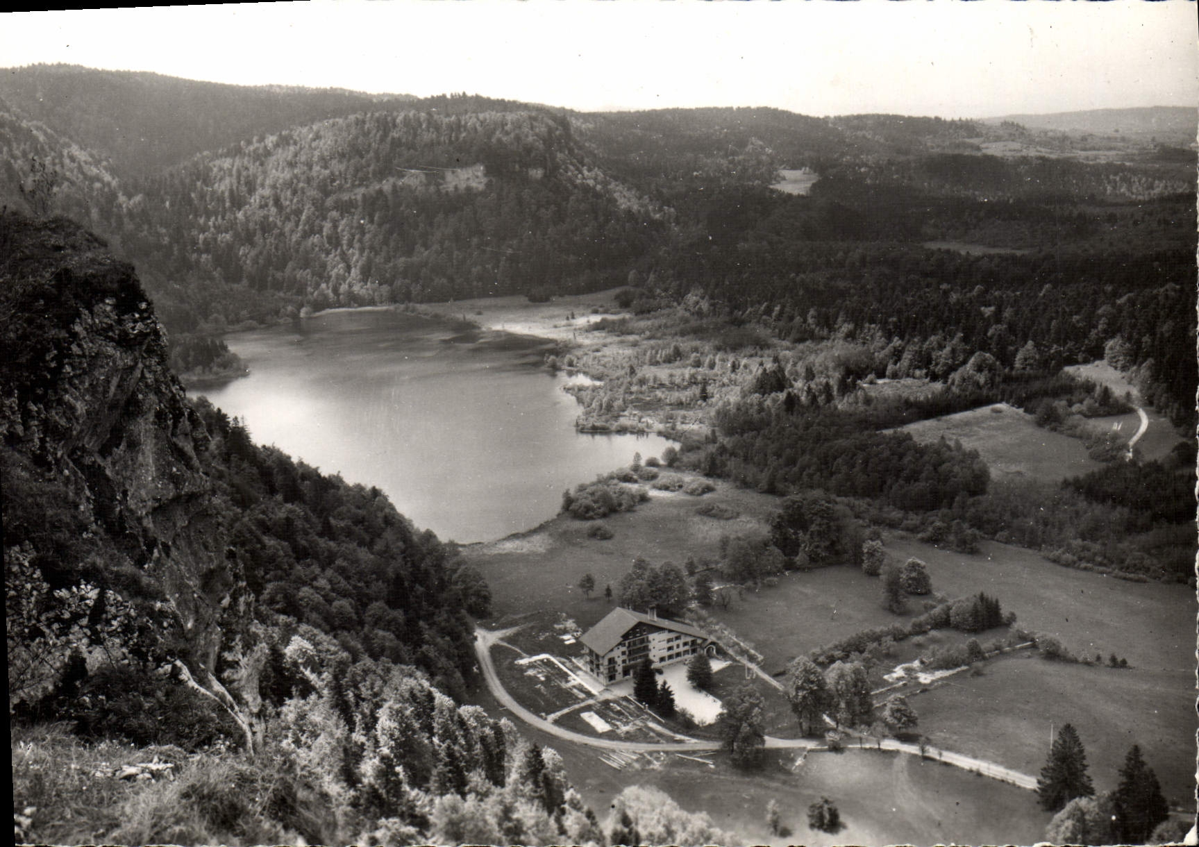 Le lac de Bonlieu — Vue générale — LE JURA TOURISTIQUE