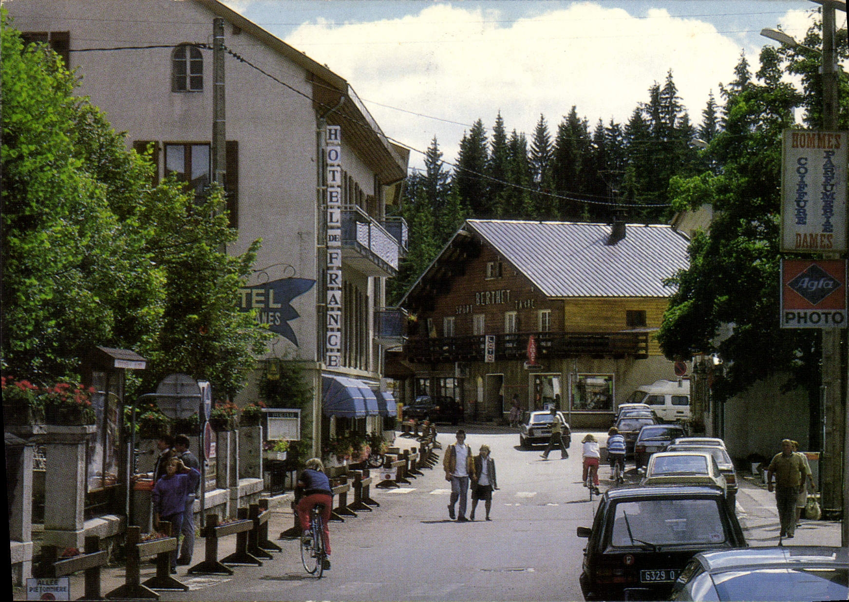 Les Rousses (Jura) — rue principale avec hôtel et magasin — Agia Photo