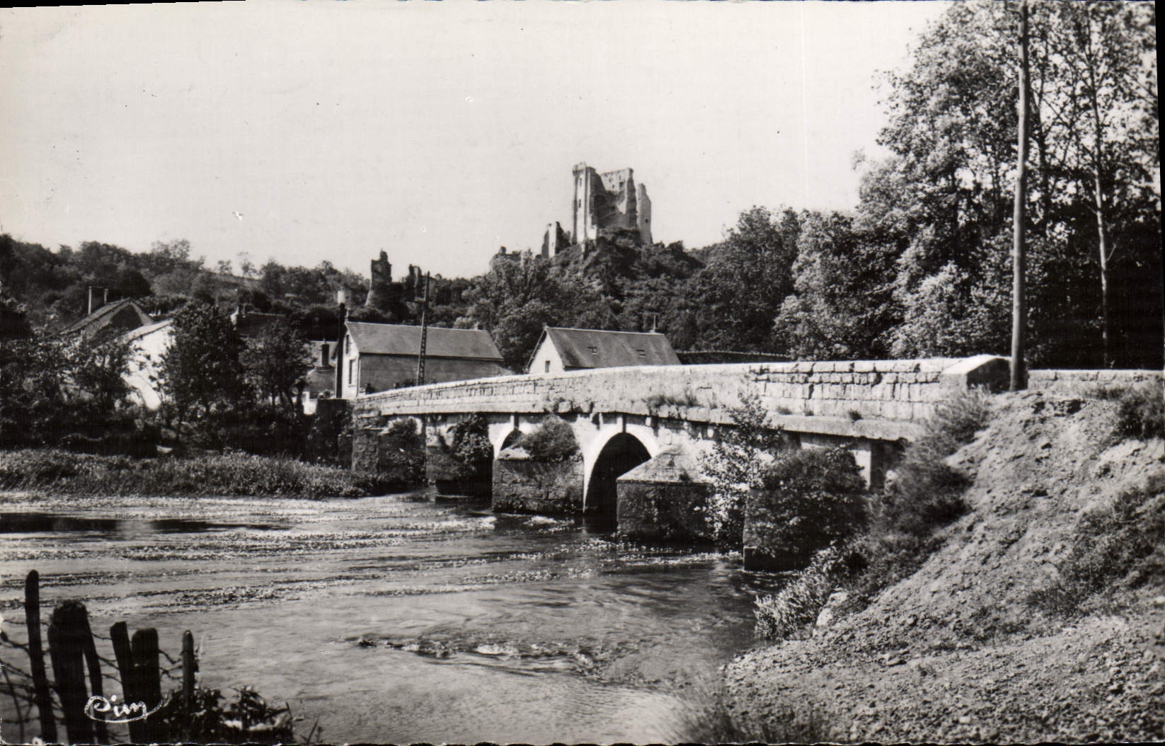 Lavardin (L.-et-Ch.) — Vue générale sur le Pont et le Château — Phot. Couder Maccon, n° 000