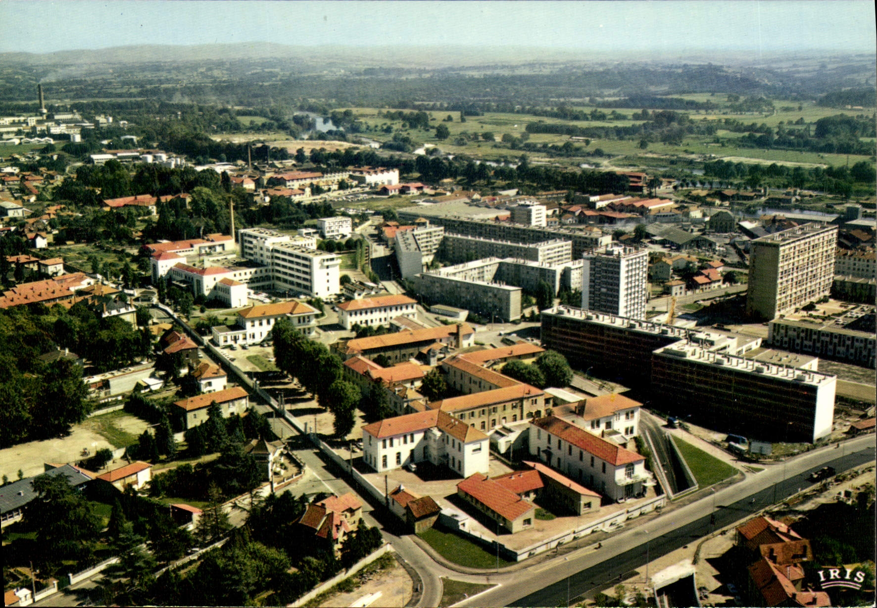 Roanne (Loire) — Vue générale des nouveaux Quartiers, la R.N. 7 — Éditions Hachette