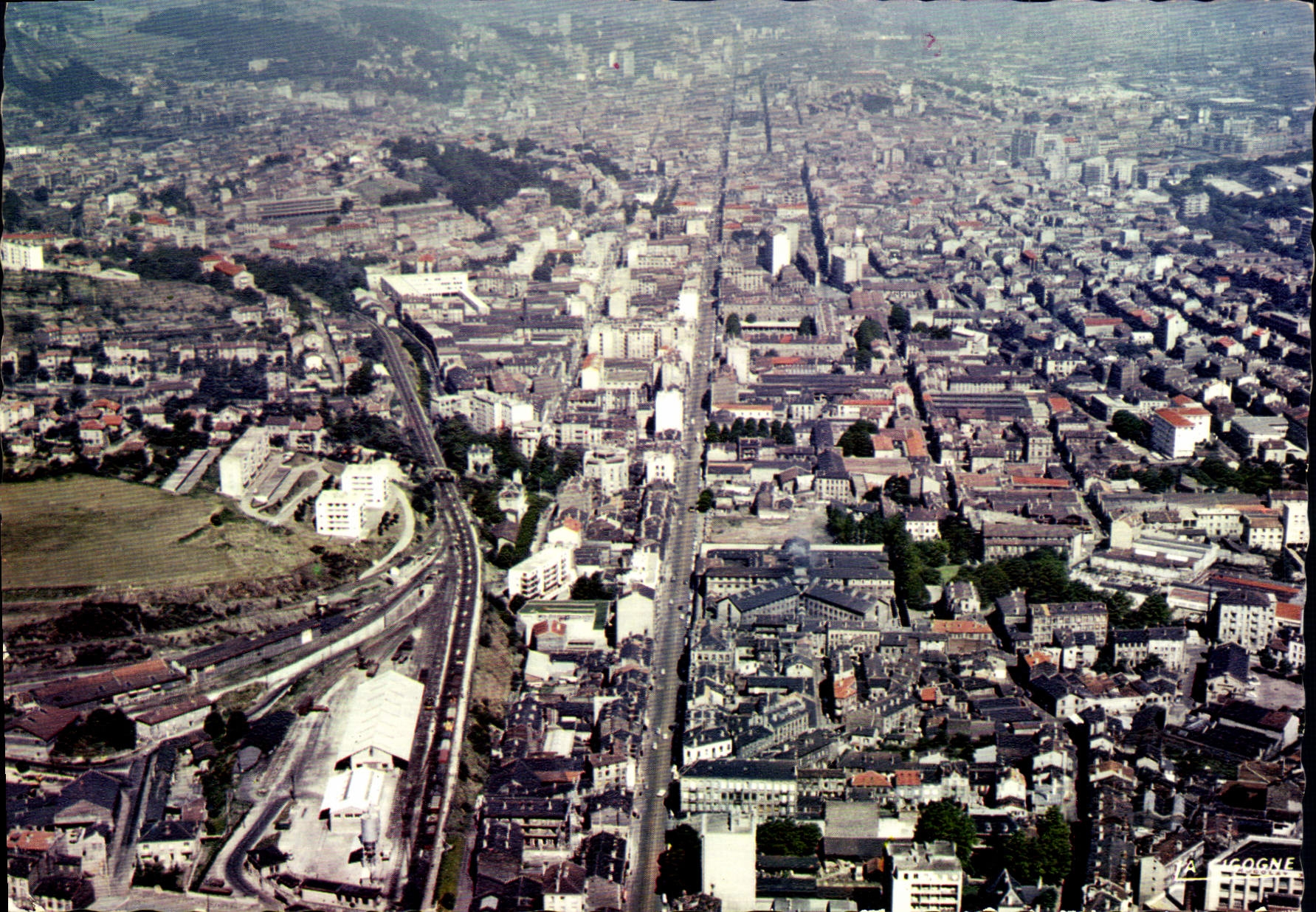 Saint-Étienne (Loire) — Vue aérienne — Rue droite — Éditions Hachette