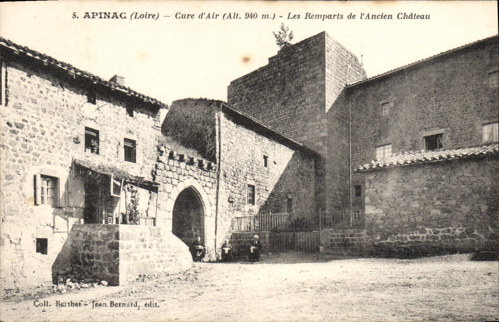Apinac (Loire) — Cure d'Air (Alt. 940 m.) — Les Remparts de l'Ancien Château — Coll. Berthet - Jean Bernard, édit.
