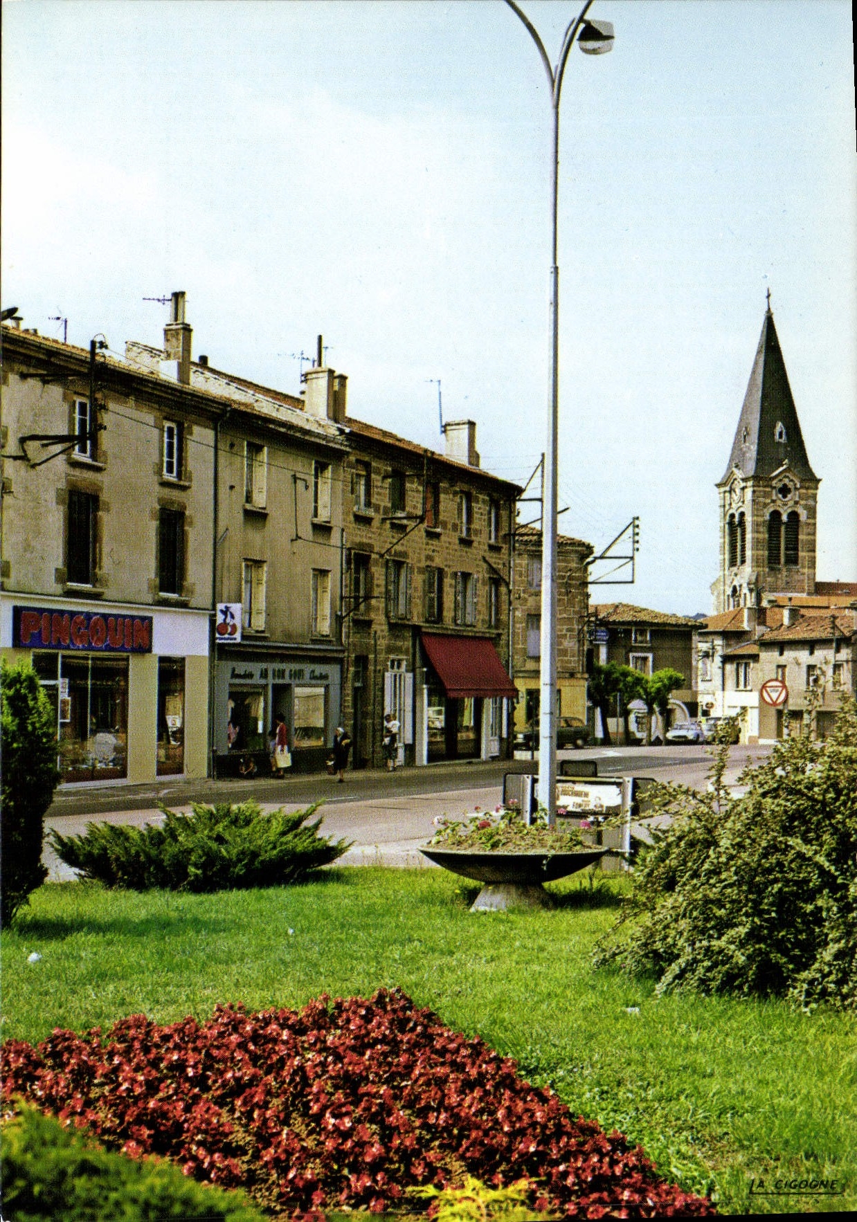 La Talaudière (Loire) — Le rond point, au fond l'église — Éditions La Cigogne