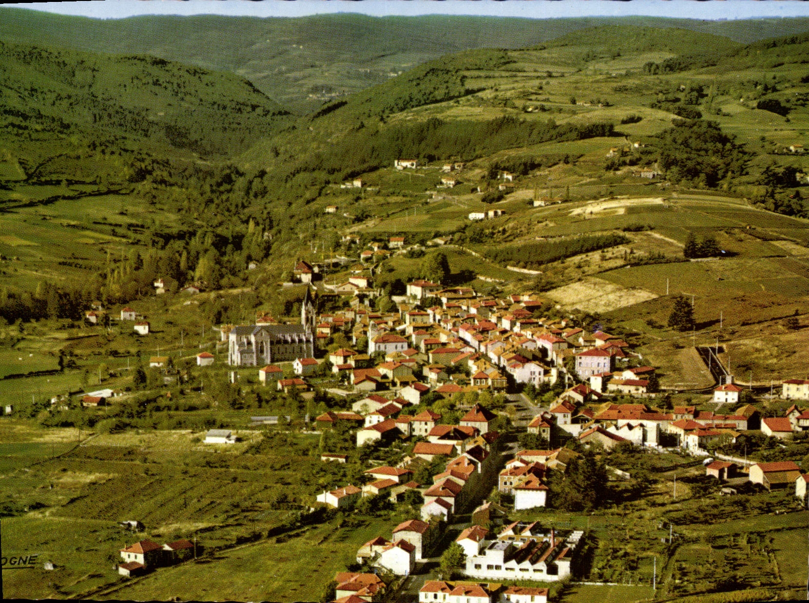 Renaison — Vue aérienne de la côte roannaise et les vignobles — Éditions Hachette