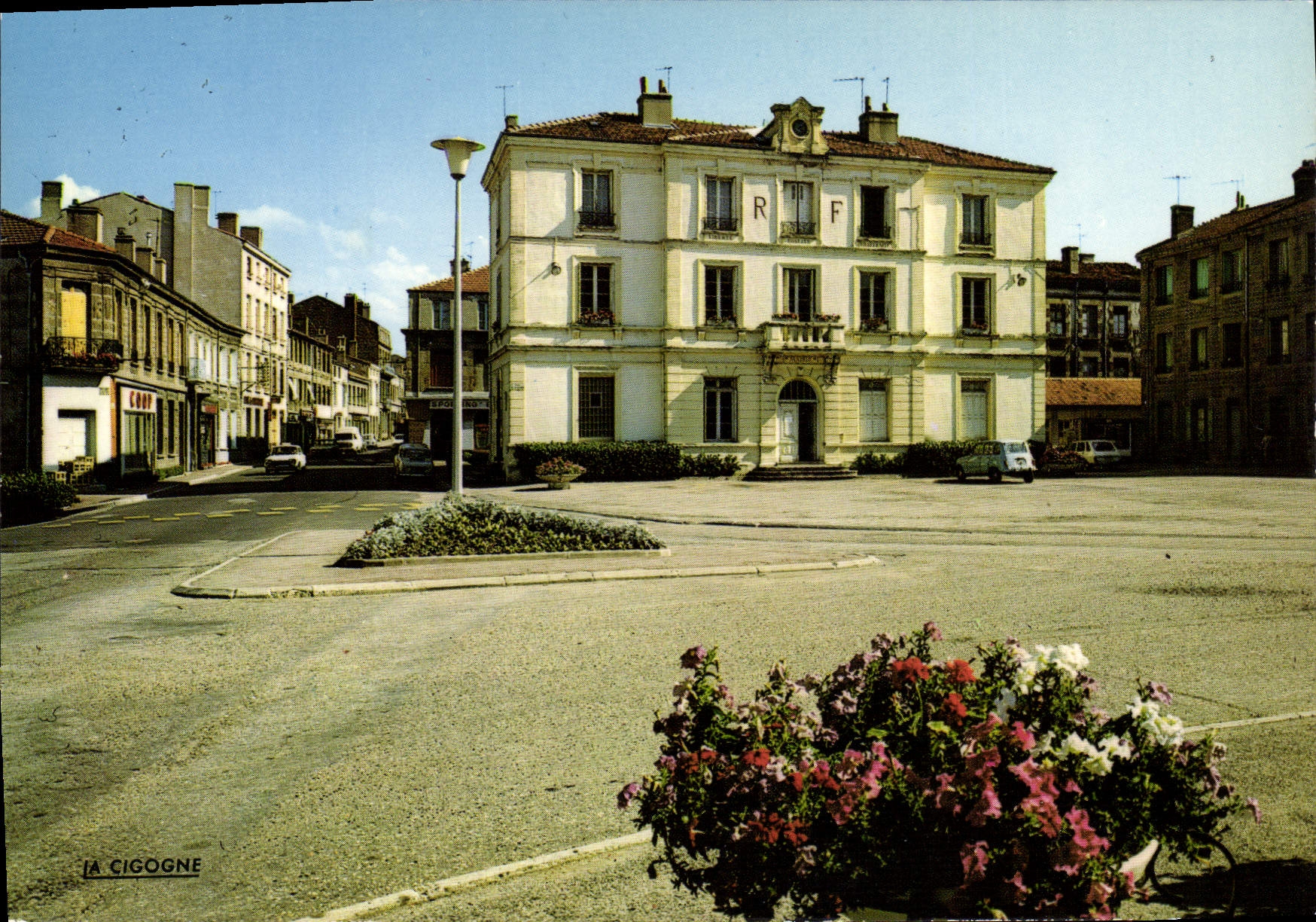 CPSM Saint Genest Lerpt Ville fleurie L'Hotel de Ville et la Place