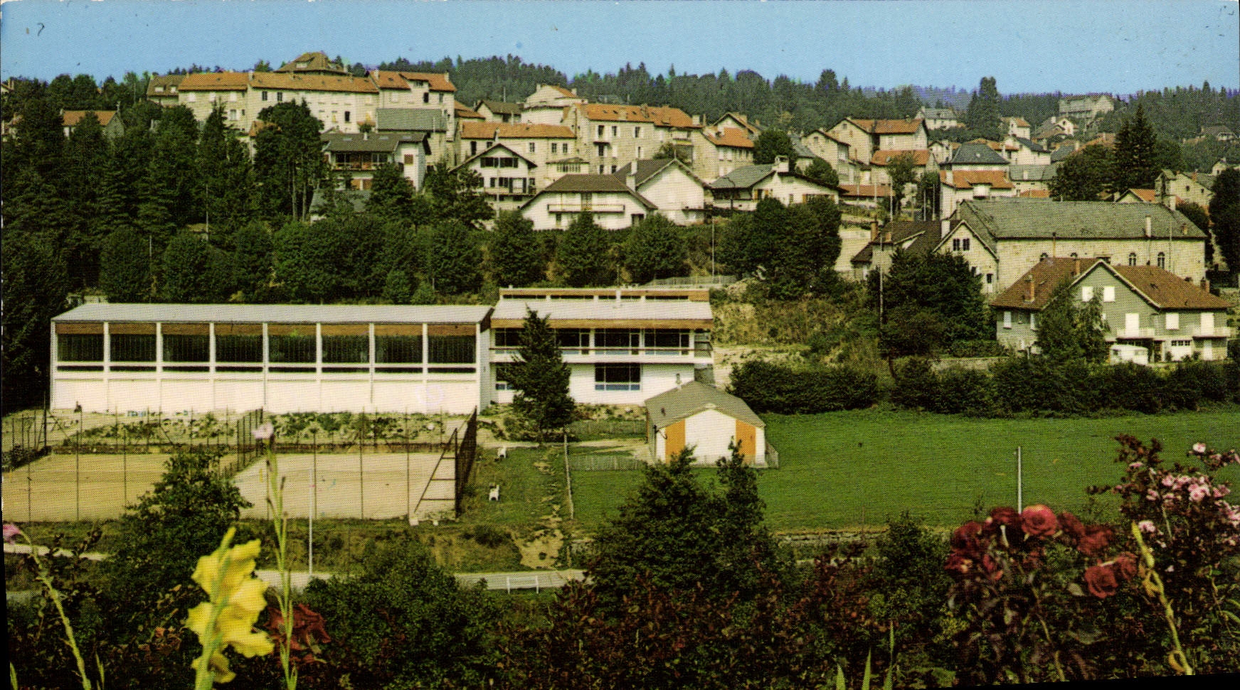 CPSM Le Chambon Sur Lignon Vue Generale au Premier plan la Maison des Jeunes et les Tennis