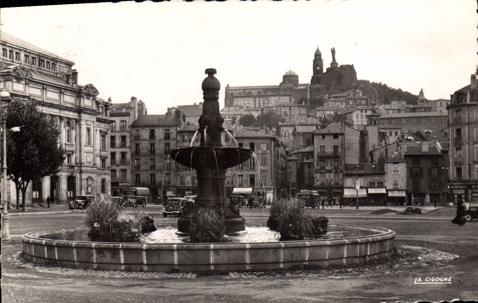 Place de la Cigogne — Fontaine centrale — La Cigogne, éditeur