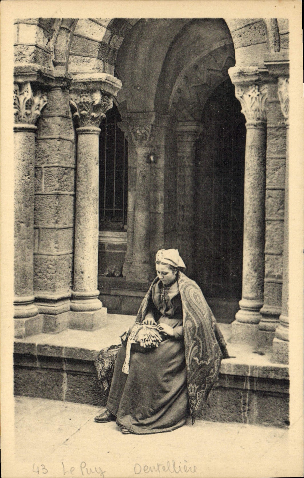 Femme assise dans un cloître — Le Puy — Dentellière, n°43
