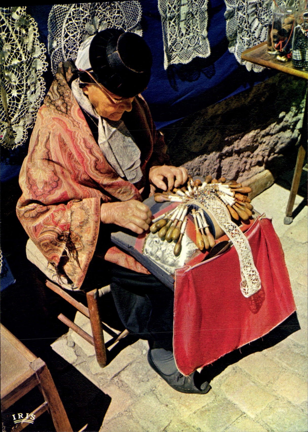 Dentellière en costume d'époque — Le Puy-en-Velay (43) — IRIS