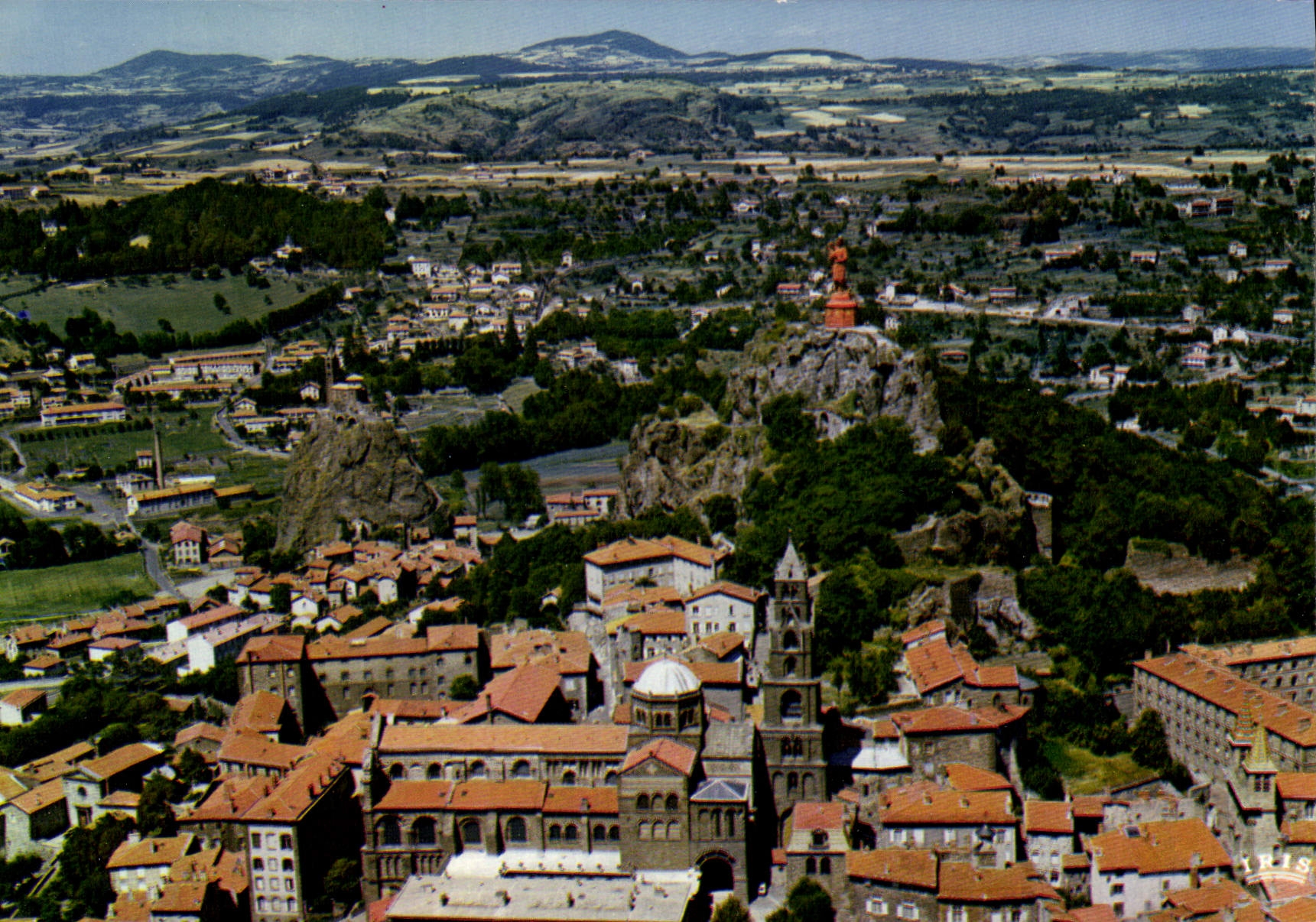 Le Puy (Haute-Loire) — Ville sainte - Ville d'art — Éditée par S.A.D. Place de l'Hôtel de Ville, 03210 Vichy