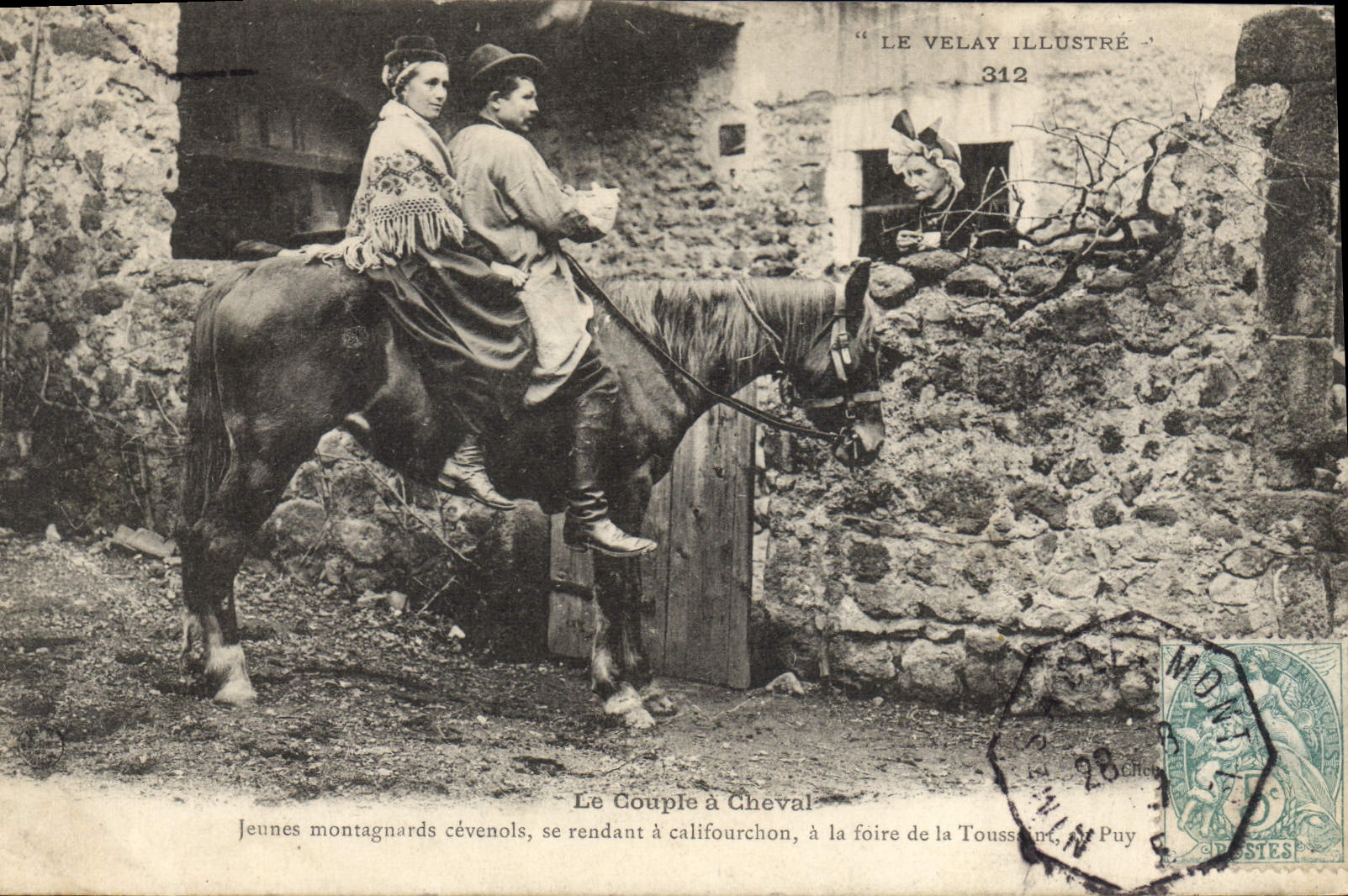 CPA Le Couple a Cheval Jeunes Montagnards cevenols Se Rendant a Califourchon a la Foire de la Toussa