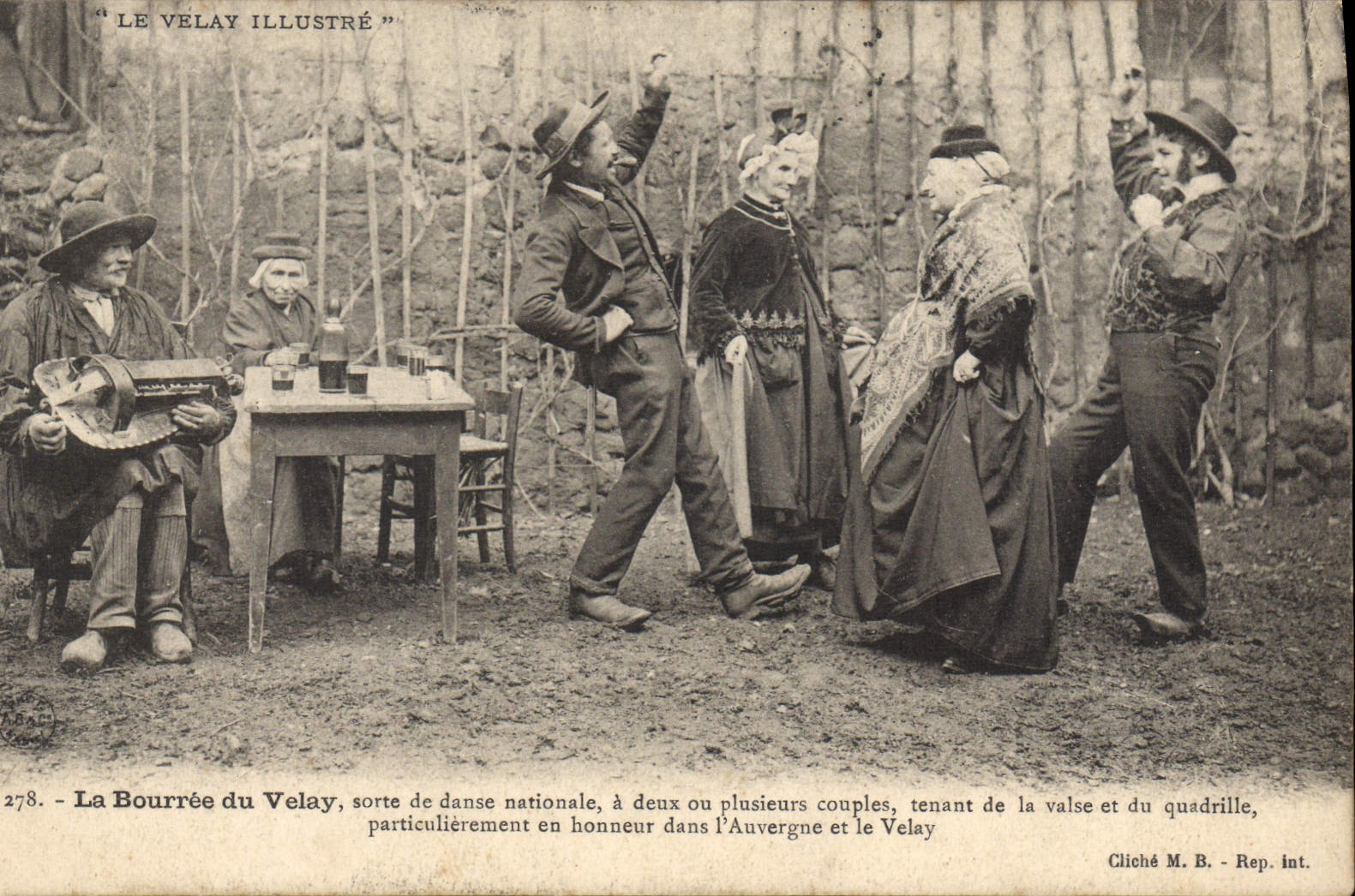 CPA La bourree du Velay sorte de Danse nationale a deux ou plusieurs couples folklore