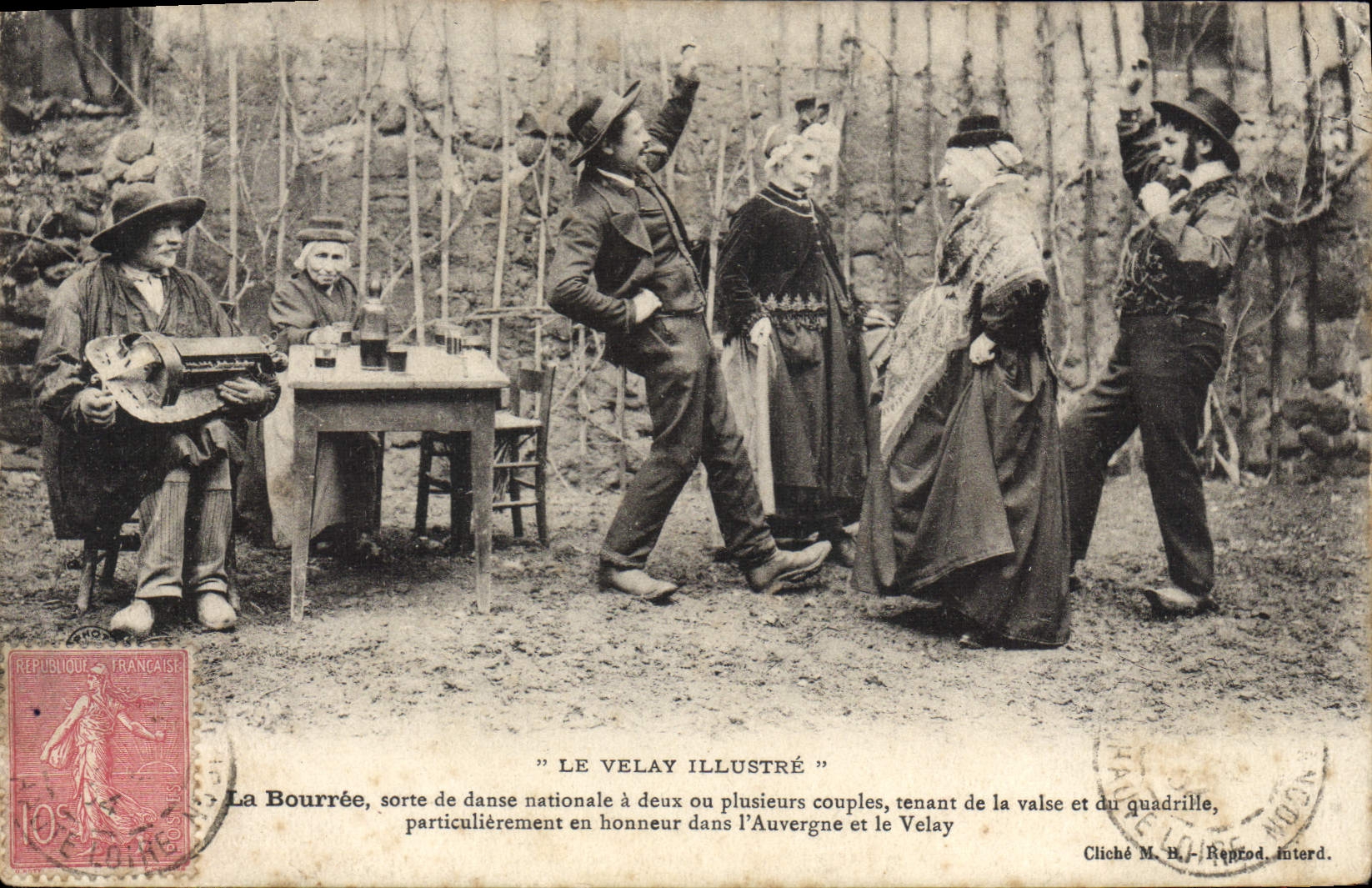 CPA Le Velay Illustre La Bourree sorte de danse nationale a deux on plusieurs couples folklore chans