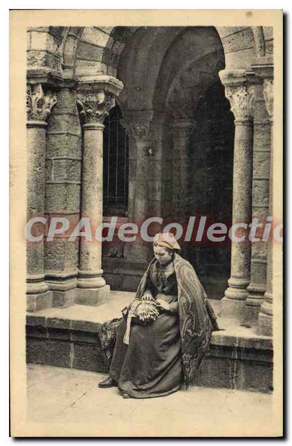 Femme assise dans un cloître — éditeur inconnu, n° de série non visible