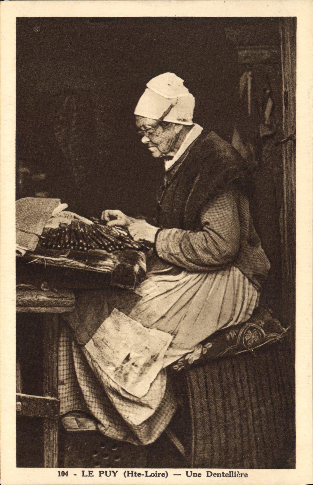Le Puy (Hte-Loire) — Une Dentellière — Phot. Combet & Macon, n°104