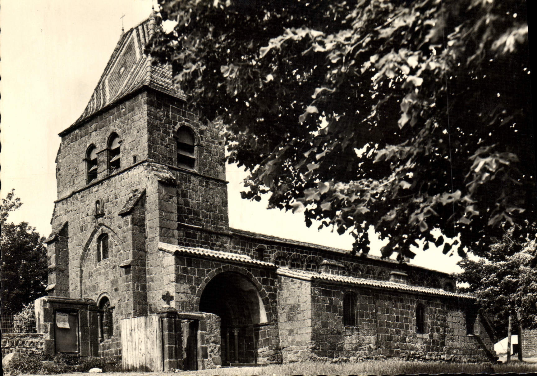 Saint-Jean-Lachalm — Église du XIIe siècle — CPAdéCollection