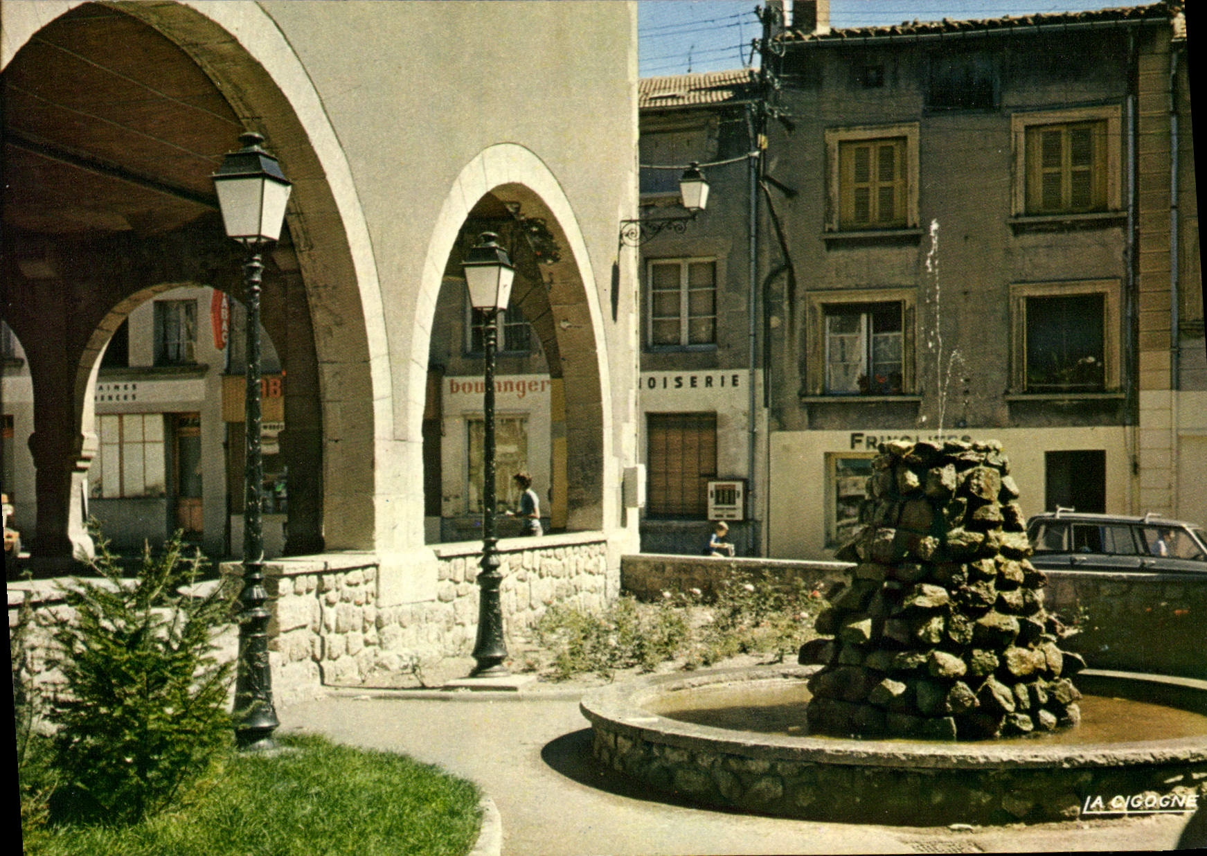 CPSM Saint Didier En Velay La fontaine a Gauche les Halles
