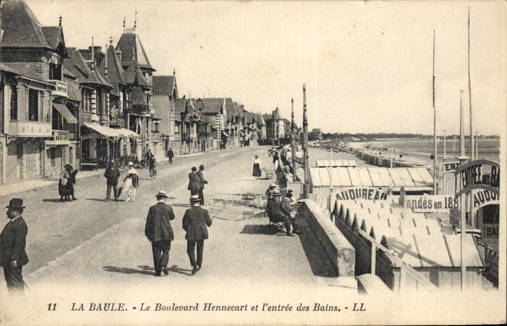 CPA La Baule Le Boulevard Hennecart et l'entree des Bains