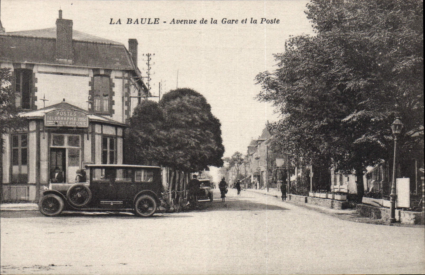 CPA La Baule Avenue de la Gare et la Poste Automobile Poste PTT