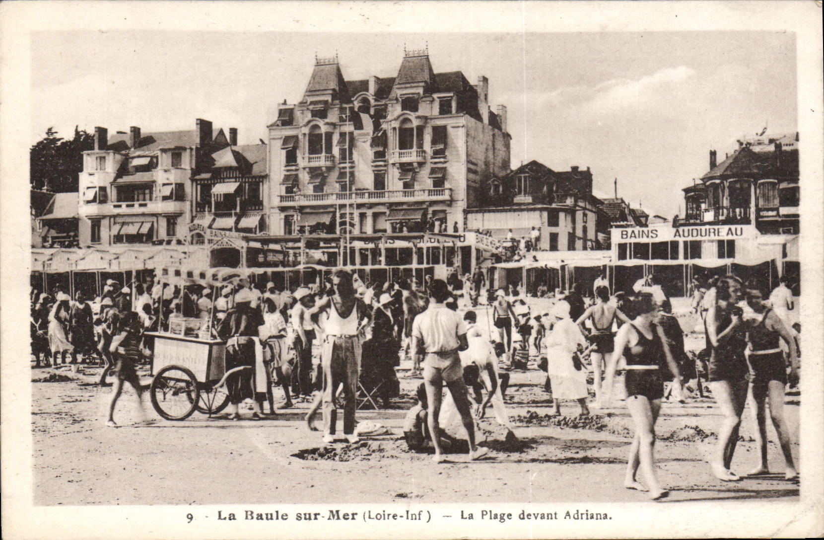 CPA La Baule sur Mer La Plage devant Adriana bains Audureau