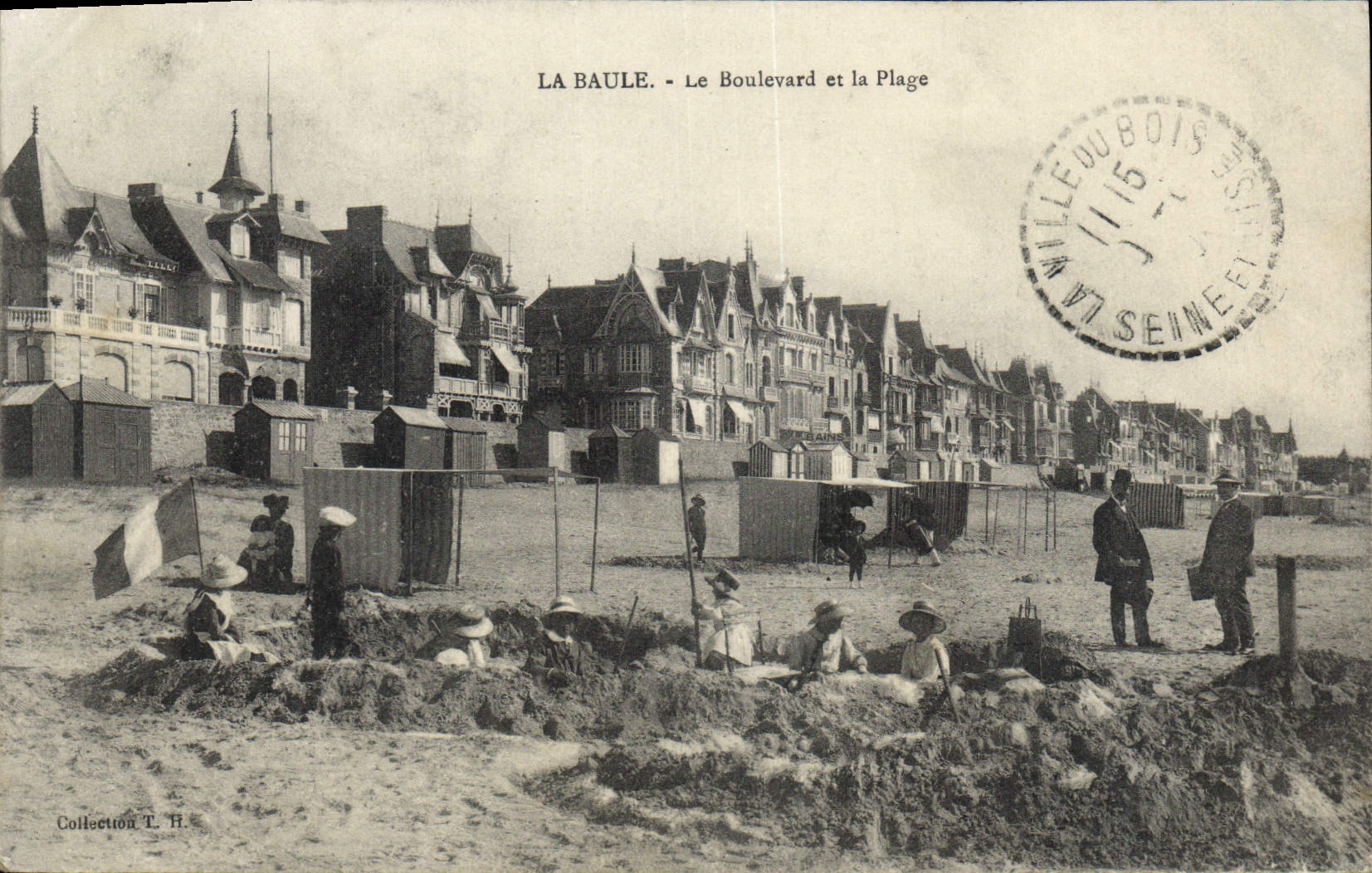 CPA La Baule Le boulevard et la Plage château de sable