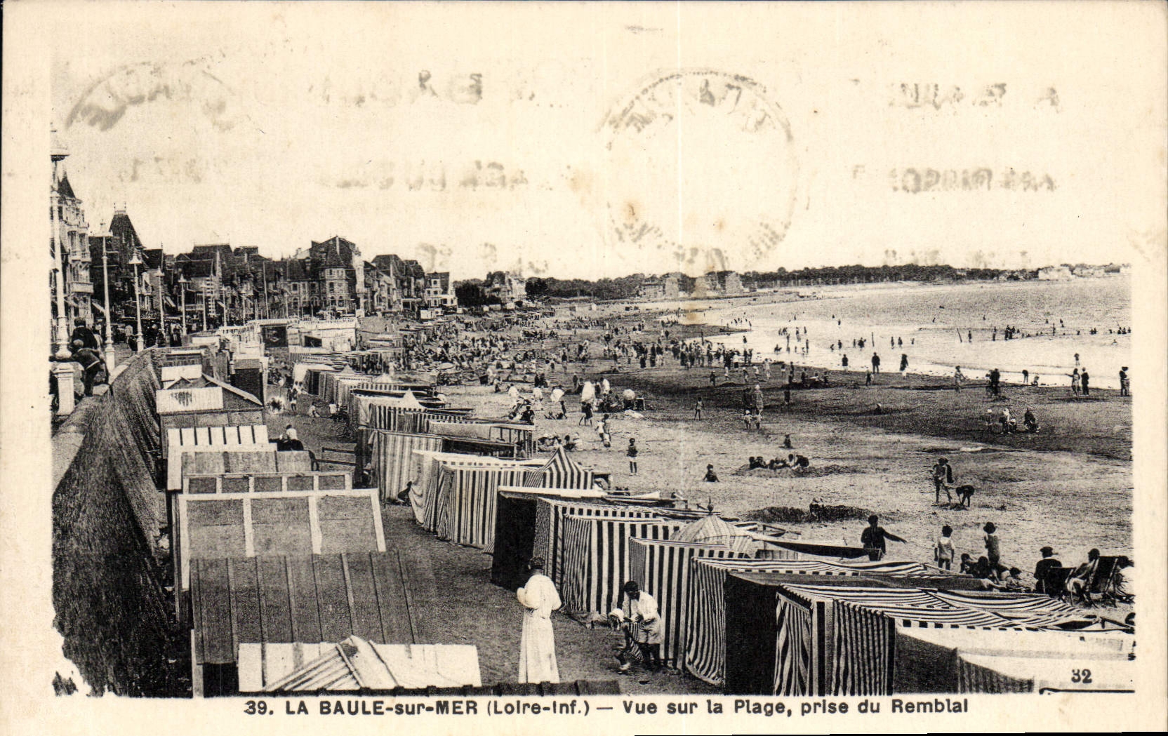 CPA La Baule sur Mer Vue sur la Plage prise du Remblai